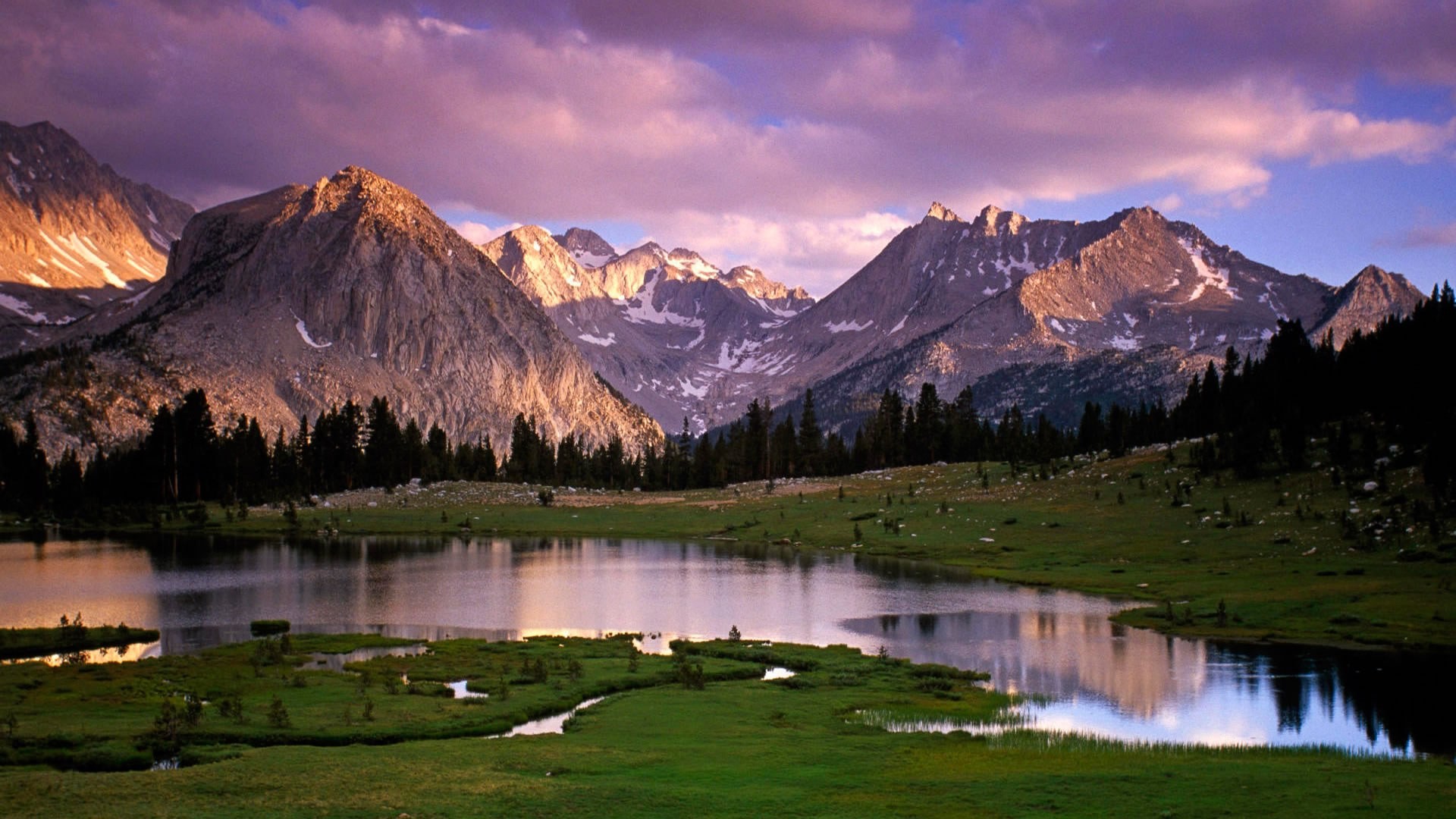 Lago di montagna, Vette rocciose, Tramonto, Cielo viola, Prato alpino, sfondo 1920x1080 per PC