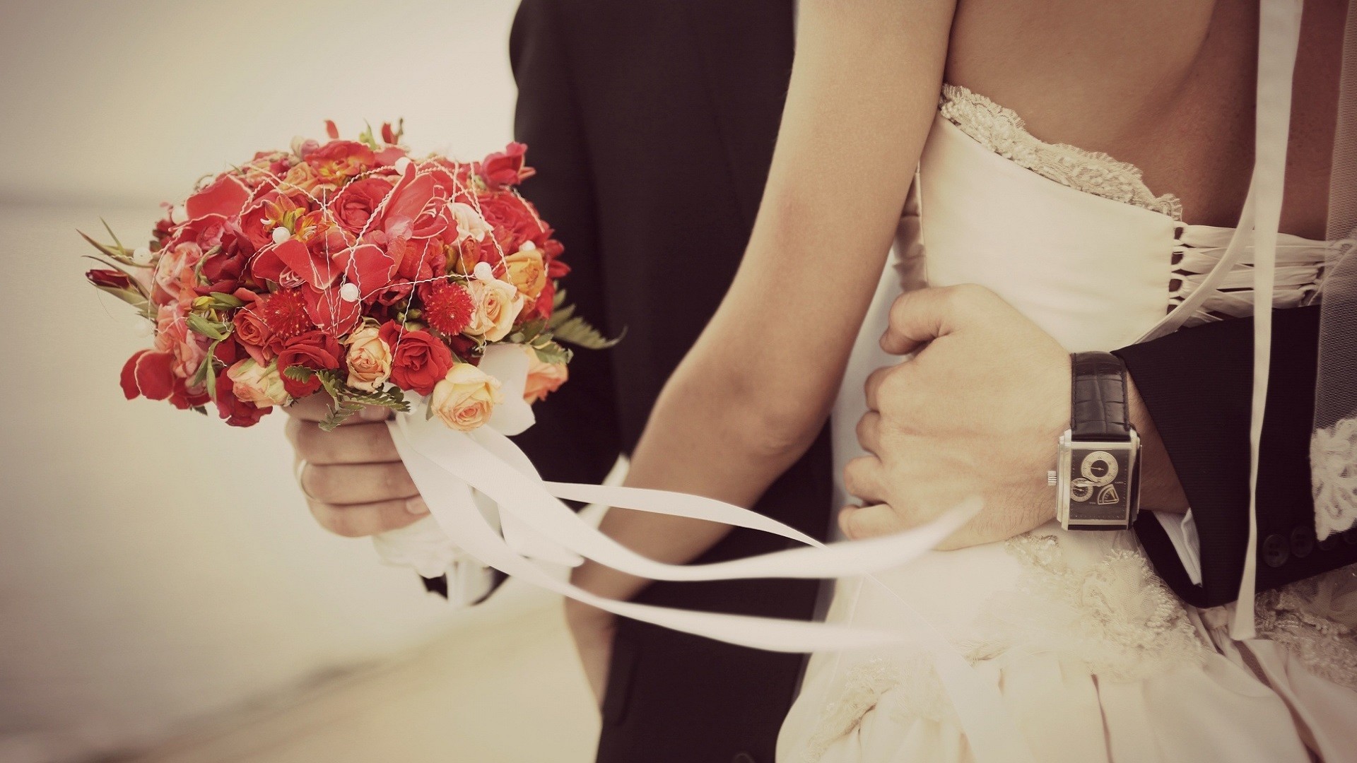 Sposi, Bouquet rosso, Abito da sposa, Abbraccio, 1920x1080, immagine di sfondo