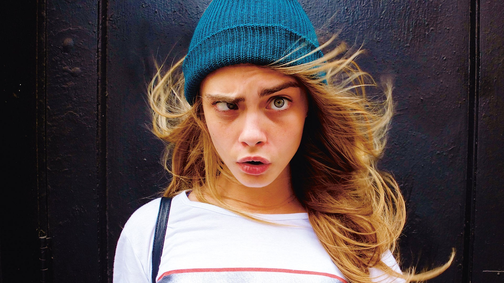 Cara Delevingne, Berretto azzurro, Smorfia, Capelli al vento, 16:9 Full HD, wallpaper widescreen