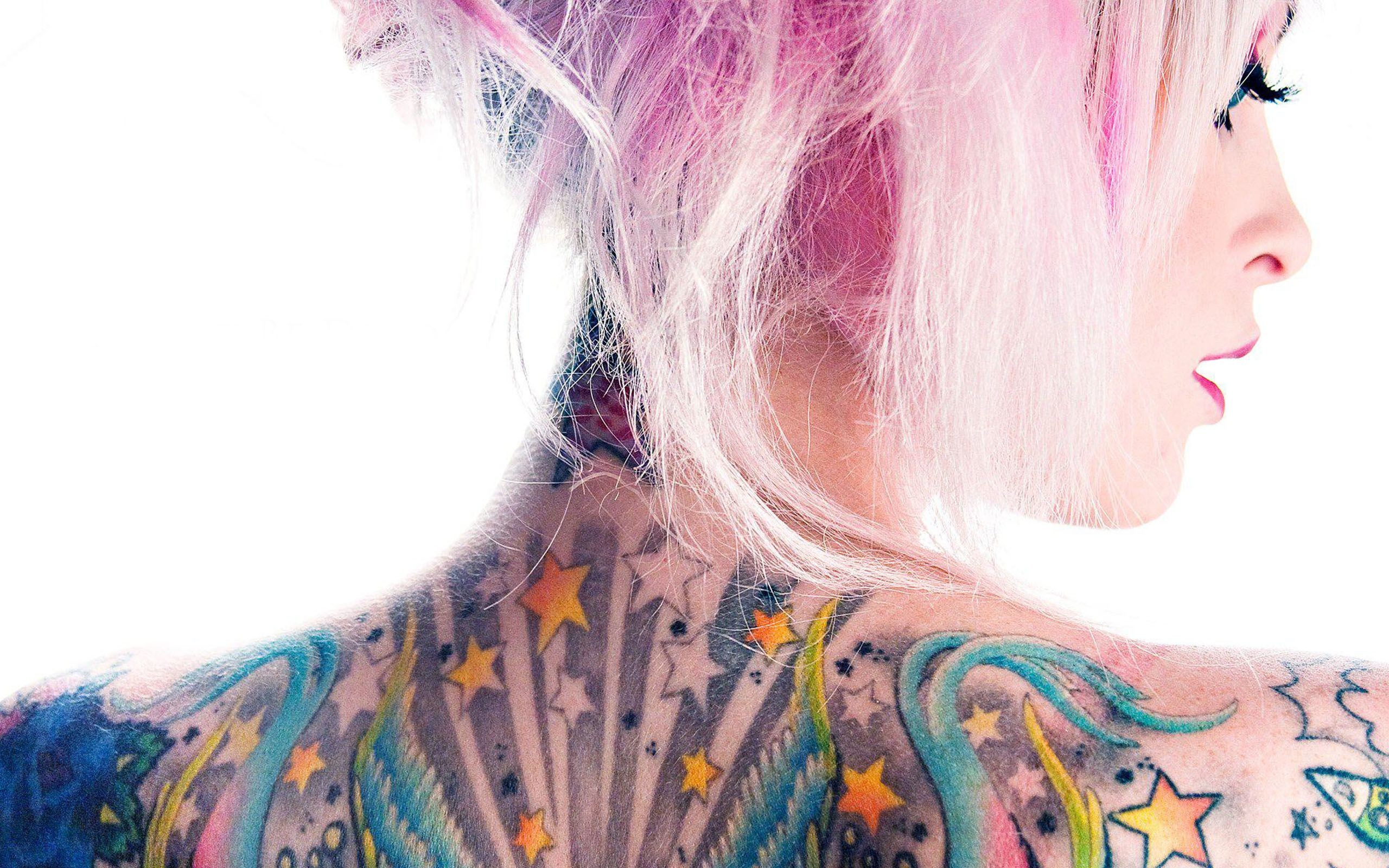 Donna tatuata, Capelli rosa, Stelle, Tatuaggio colorato, Profilo, sfondo 2K per PC