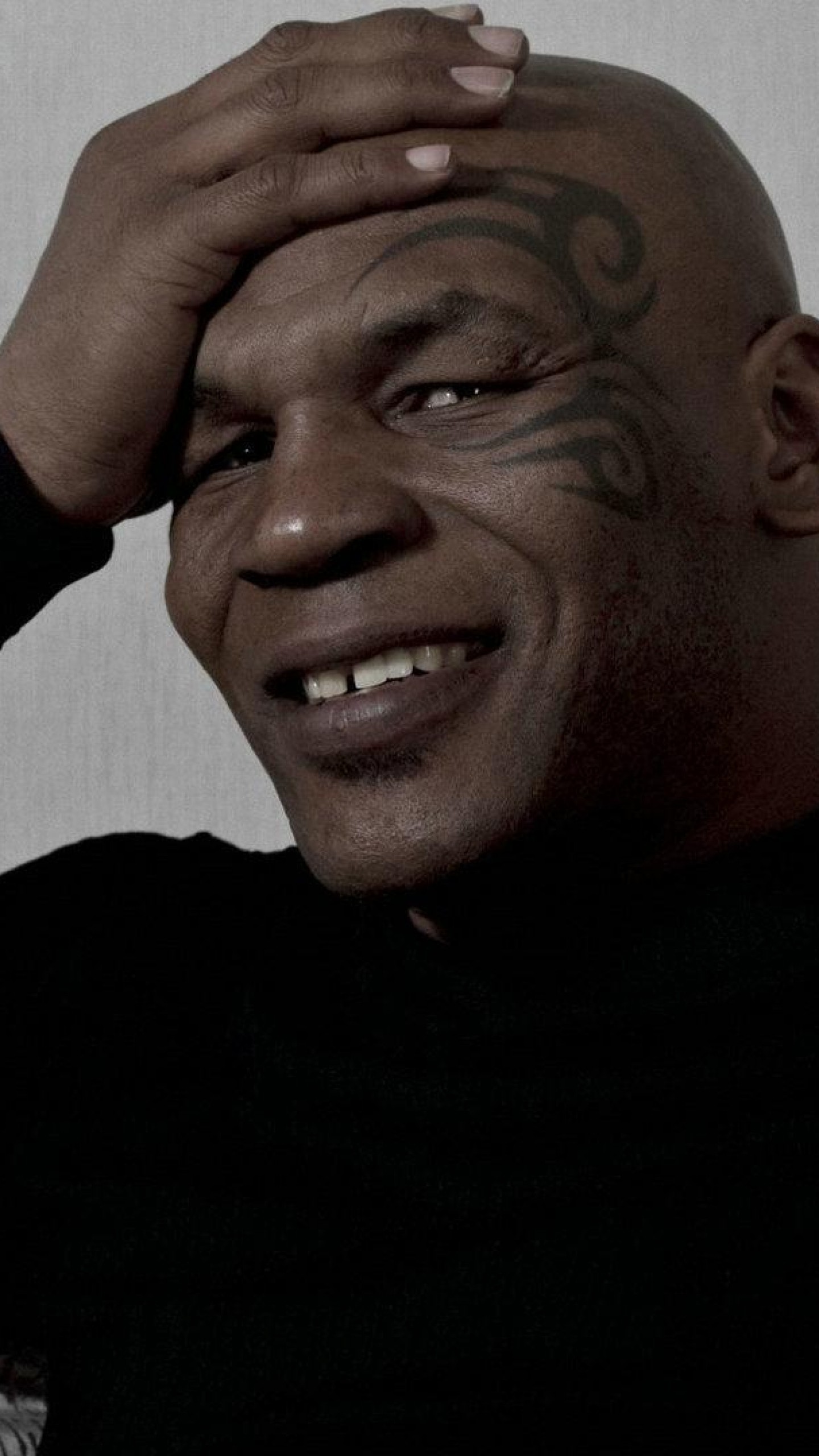 Mike Tyson, Tatuaggio sul viso, Mano sulla testa, Sorriso, Ritratto, schermata di blocco iPhone