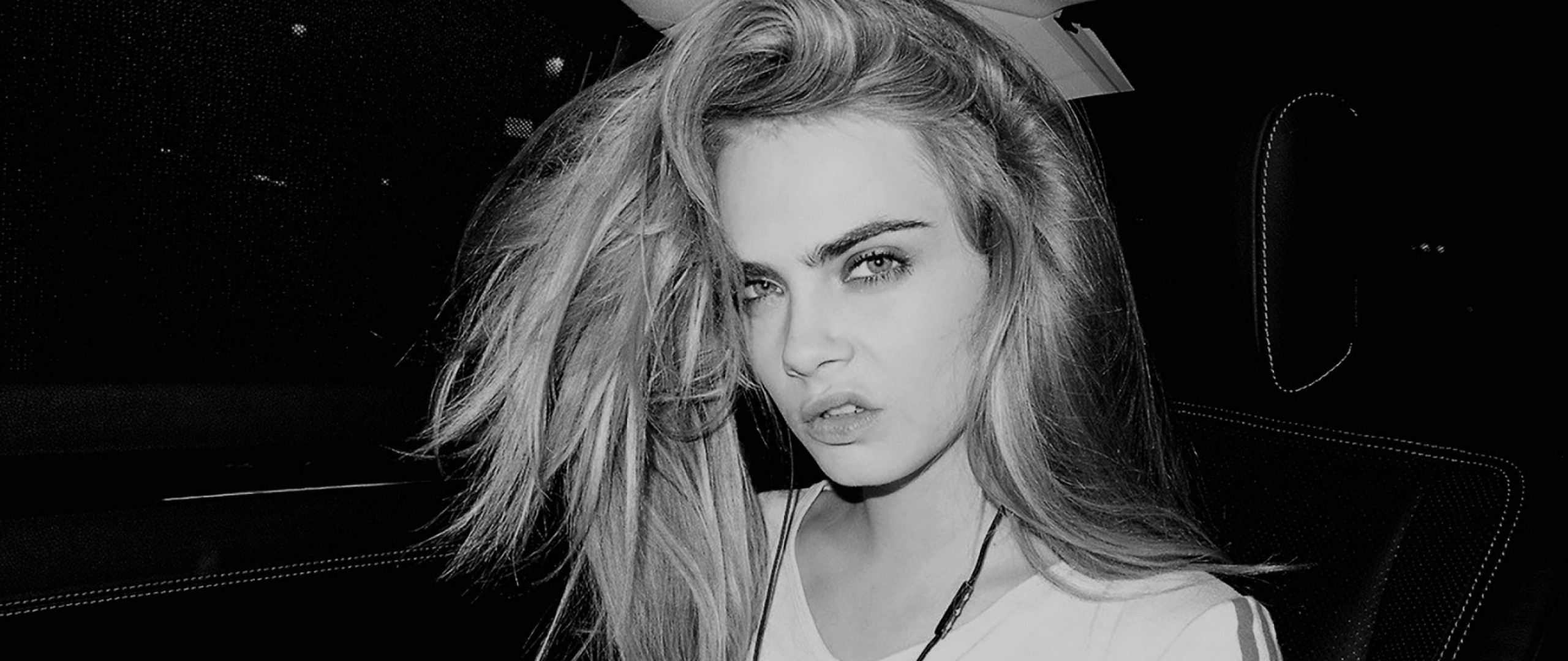Cara Delevingne, Bianco e nero, Capelli spettinati, Ritratto, 2560x1080, immagine di sfondo