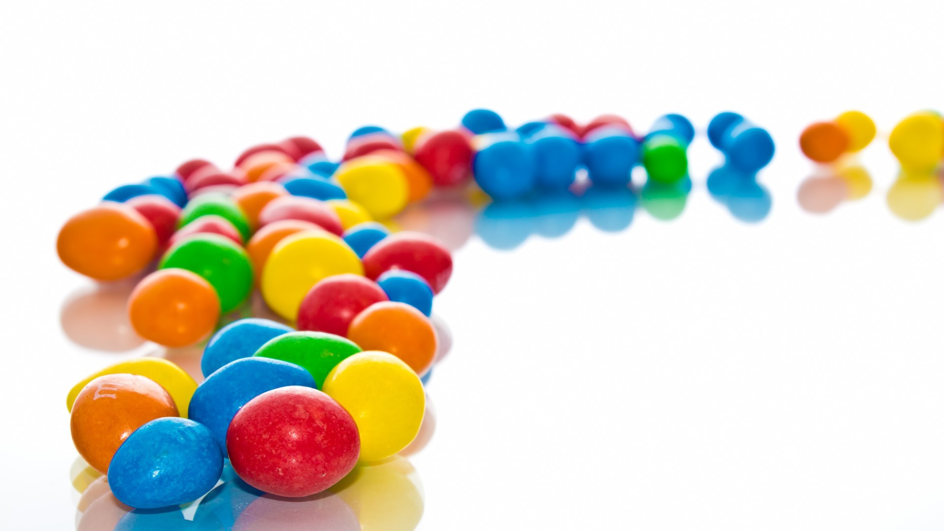 Confetti di cioccolato, Caramelle, Colorato, Sfondo bianco, 1920x1080, wallpaper desktop