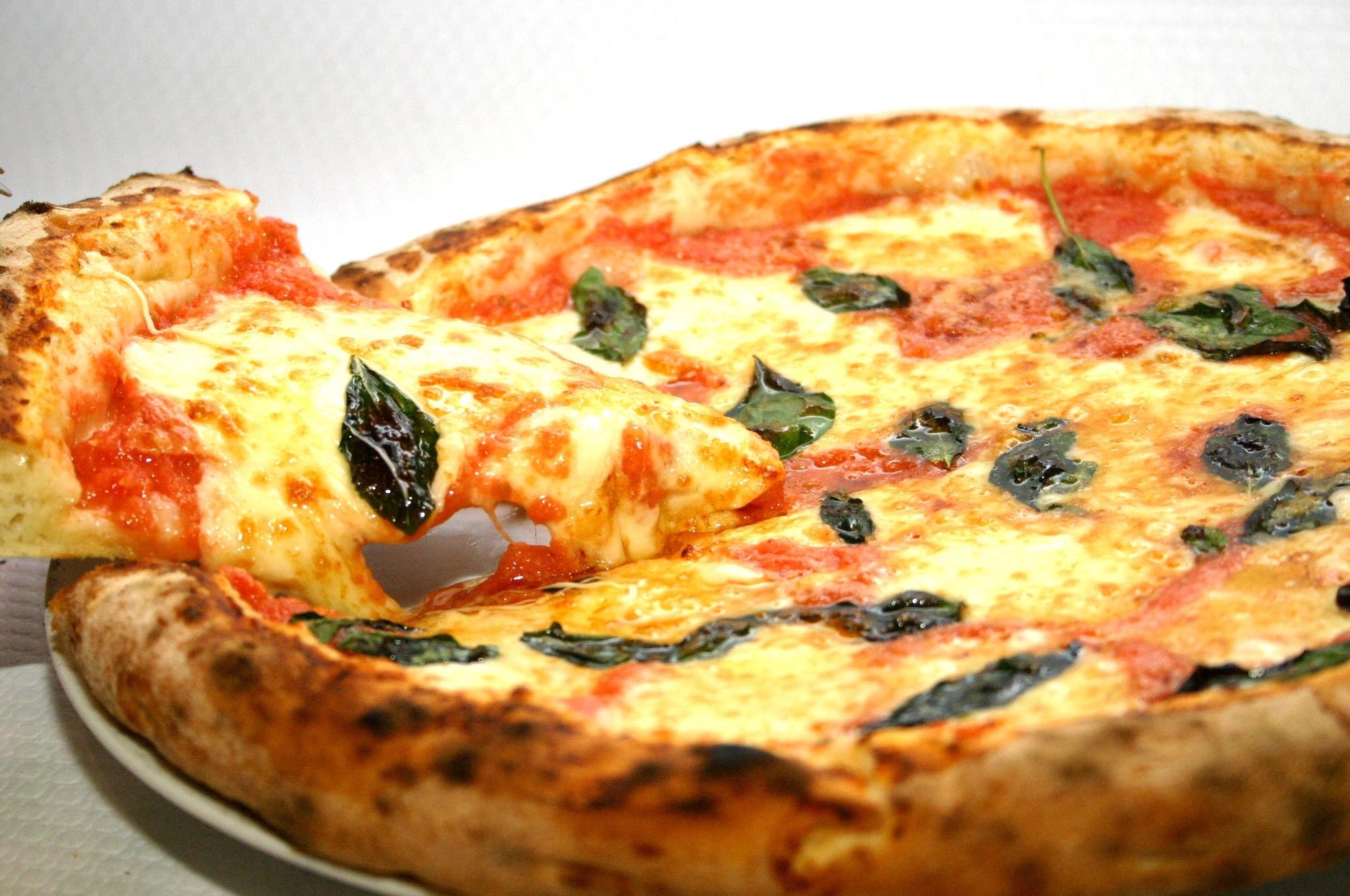 Pizza margherita, Formaggio filante, Basilico, Full HD, sfondo Windows 11
