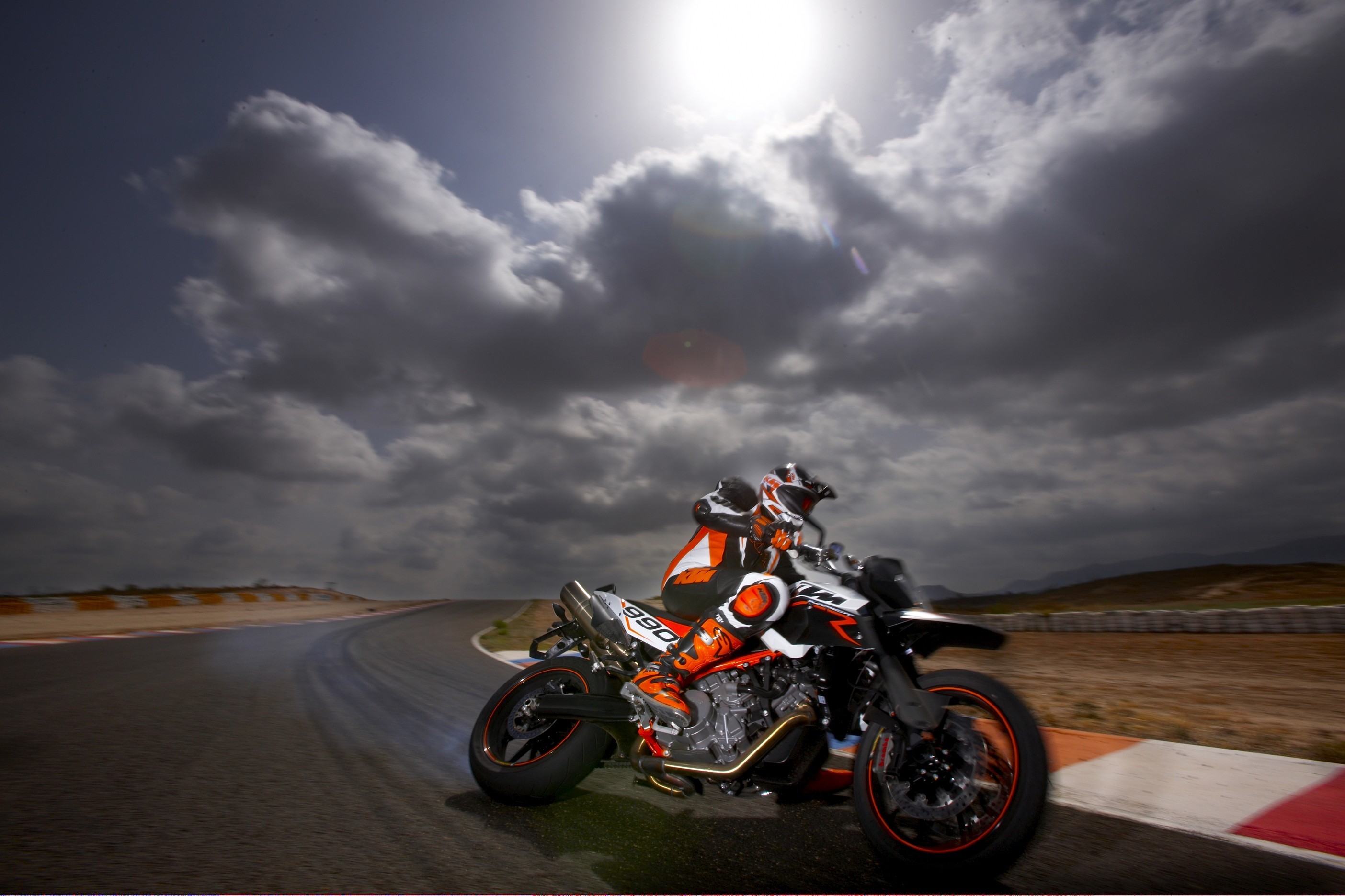 KTM 990 Super Duke, Supermotard, Pista, Nuvole, 2K, sfondo per PC
