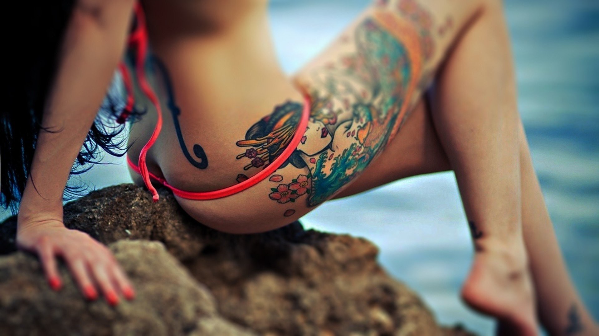 Donna tatuata, Tatuaggio sul fianco, Gamba tatuata, Scogli, Mare, sfondo desktop Full HD