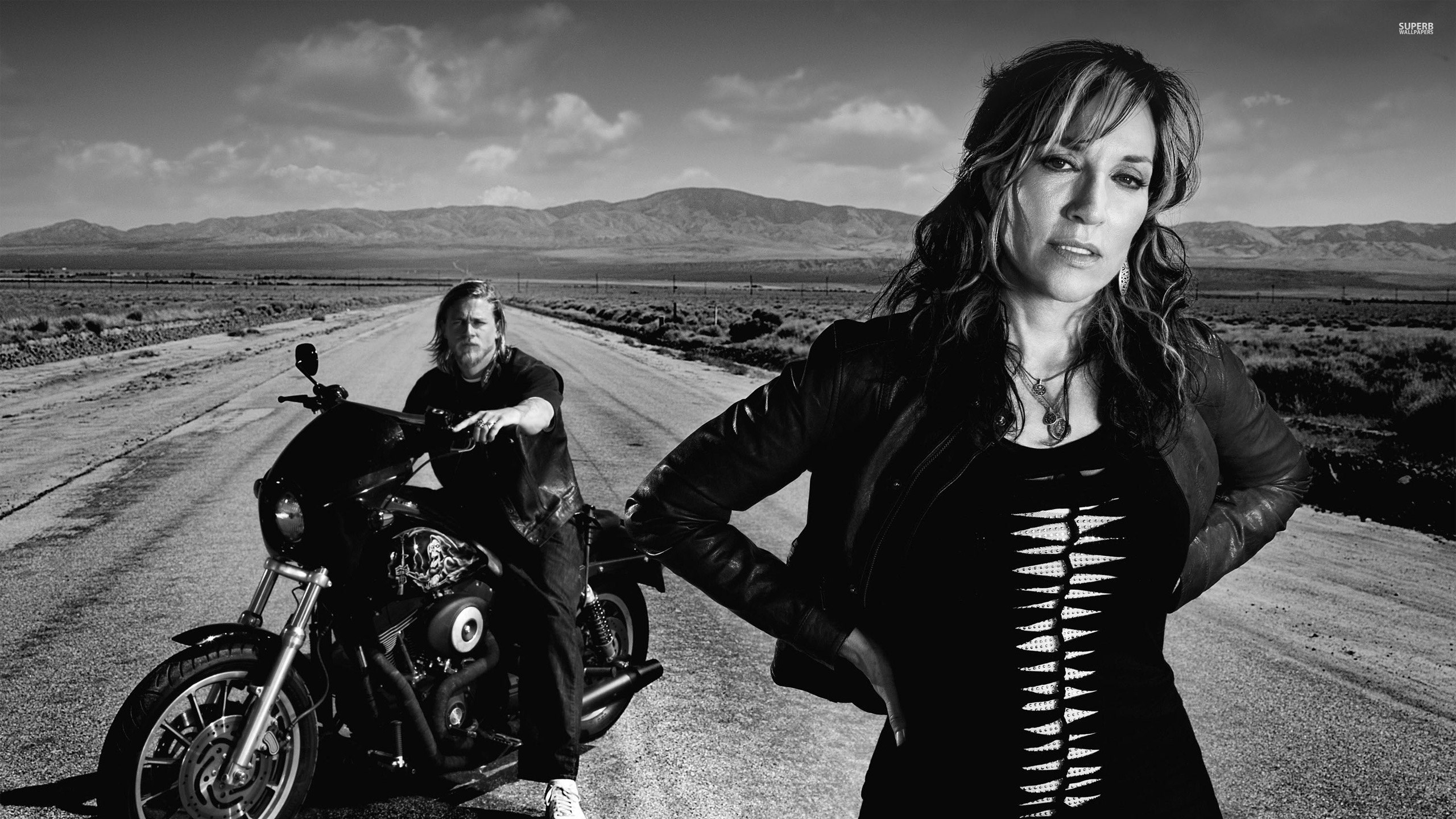 Katey Sagal, Gemma Teller, Charlie Hunnam, Sons of Anarchy, Bianco e nero, sfondo 16:9 2K