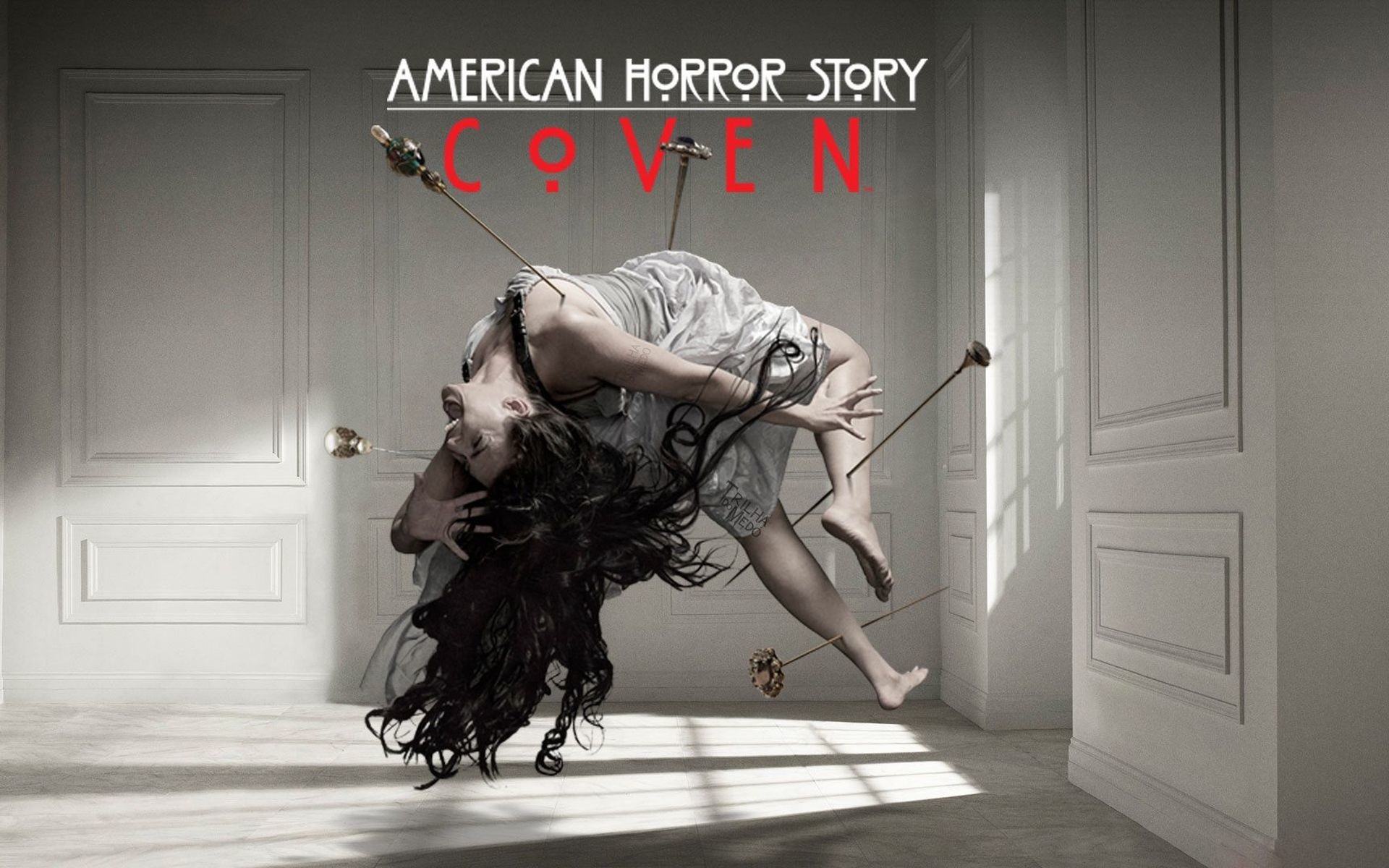 American Horror Story: Coven, Logo, Donna sospesa, Frecce, Poster, sfondo 1920x1200 per PC