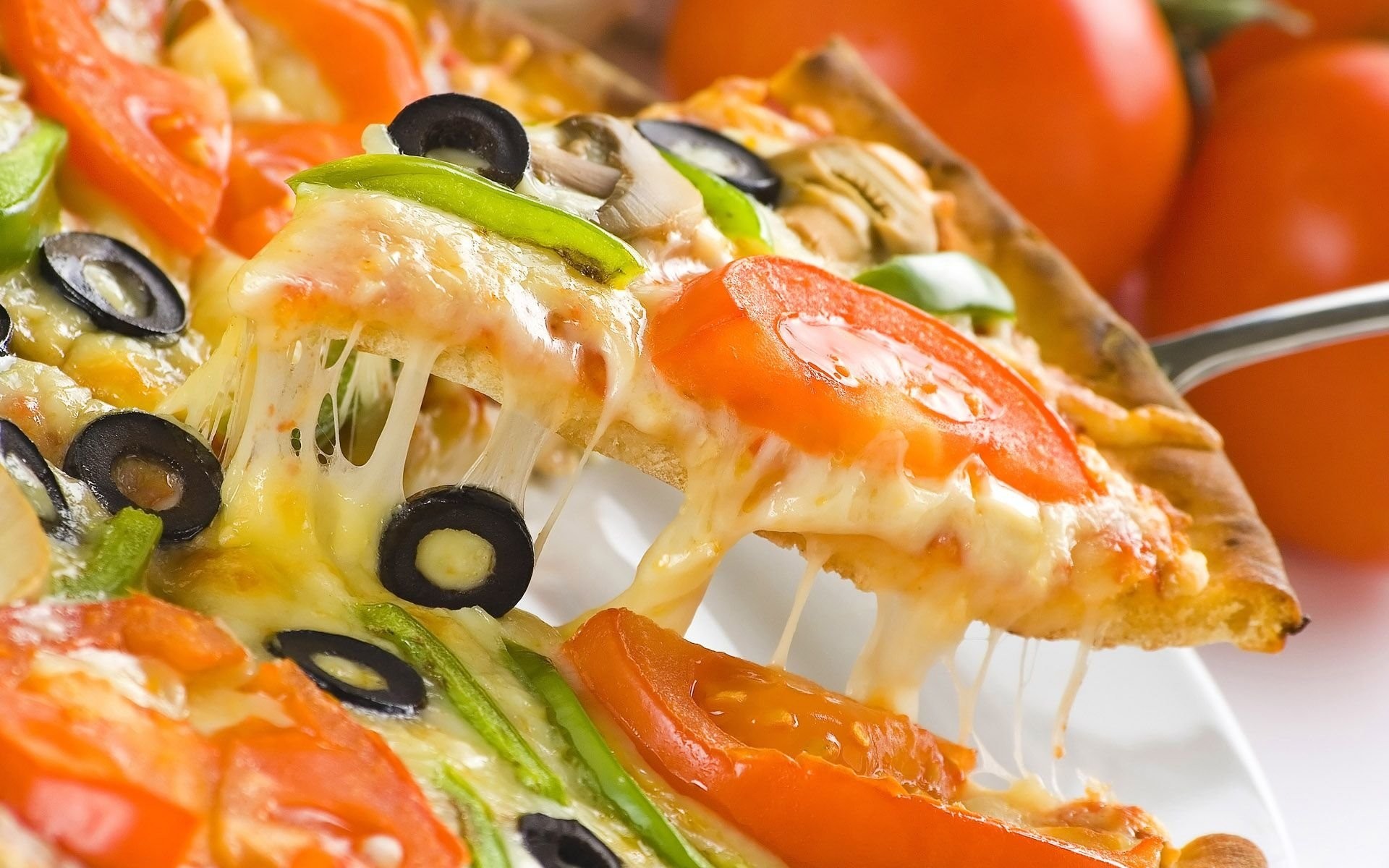 Fetta di pizza, Mozzarella filante, Olive nere, Pomodori, Full HD, sfondo per PC