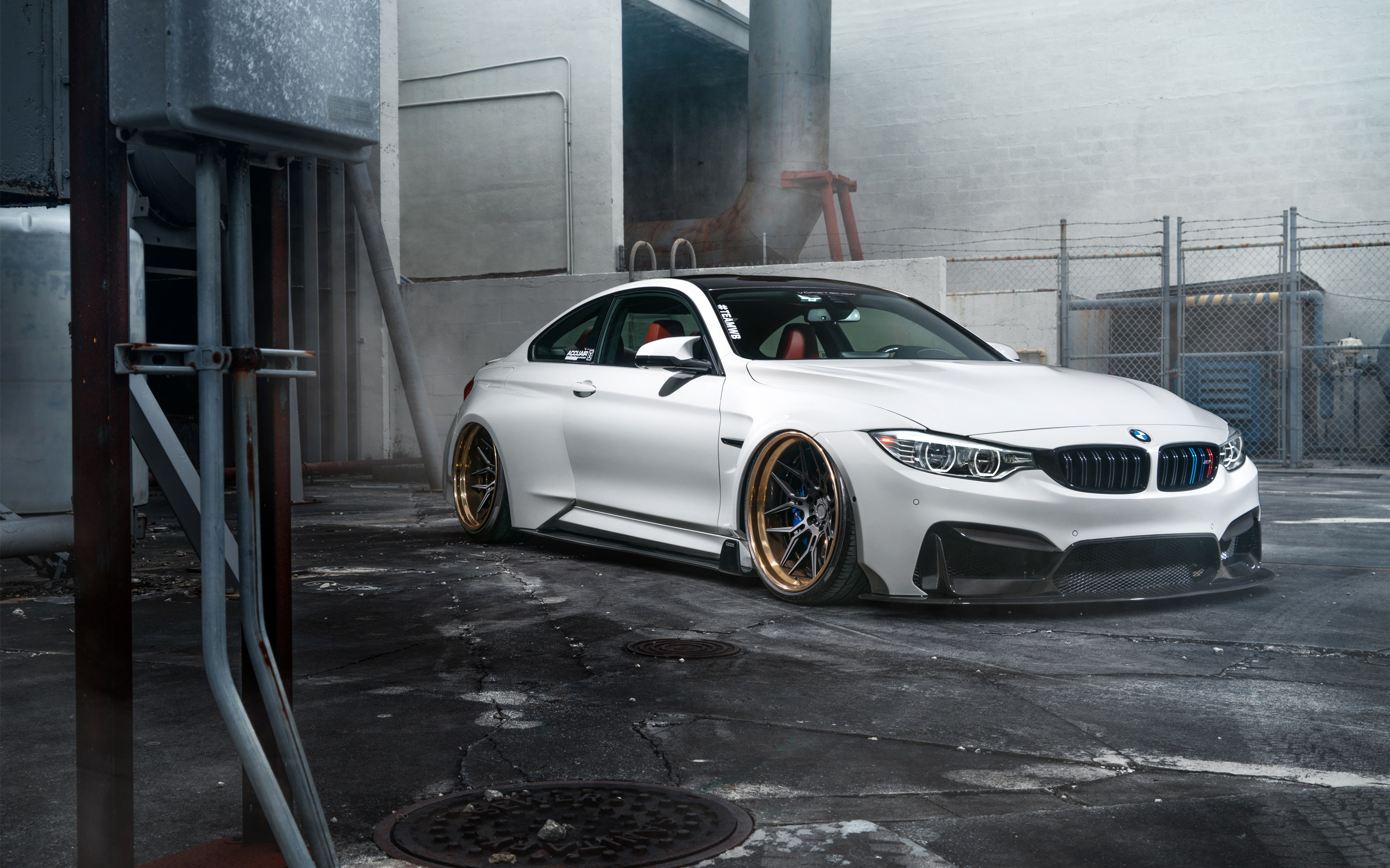 BMW M4 (F82), BMW, Bianco, Cerchi oro, Area industriale, 2880x1800, sfondo MacBook Pro