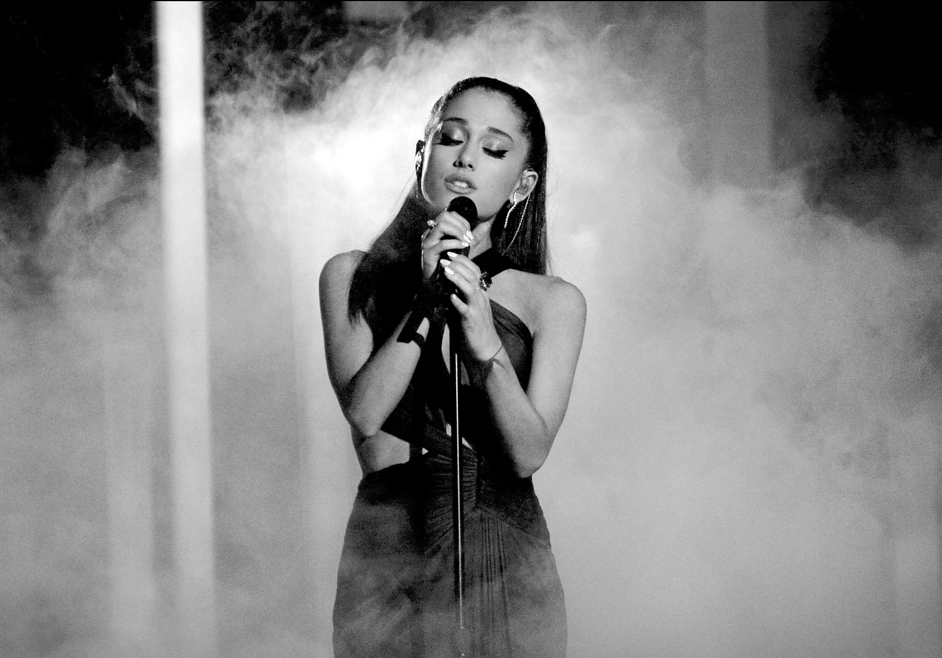 Ariana Grande, Bianco e nero, Microfono, Fumo, Palco, 2K, sfondo desktop