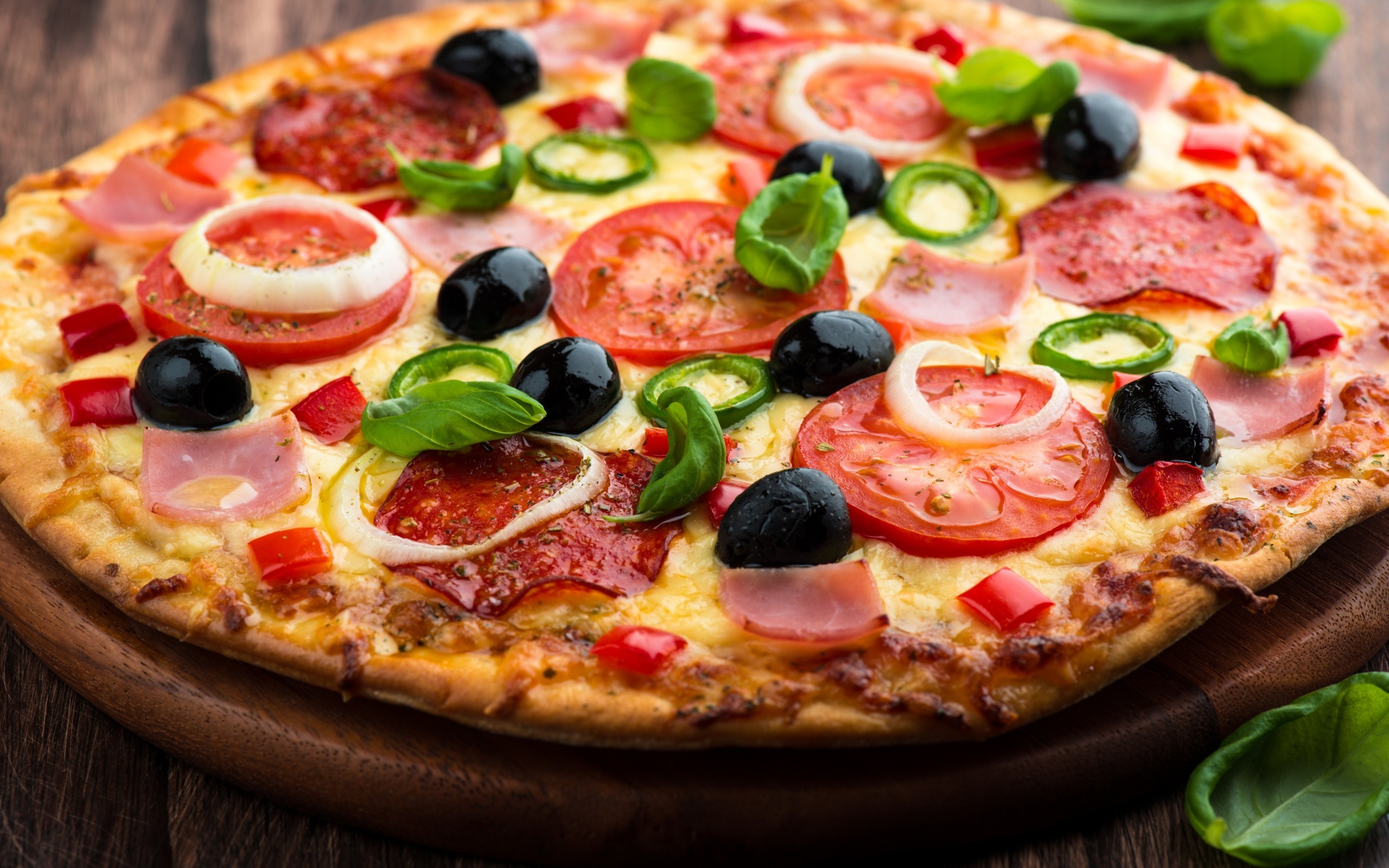 Pizza, Pomodori, Olive nere, Prosciutto, 2560x1600, immagine di sfondo