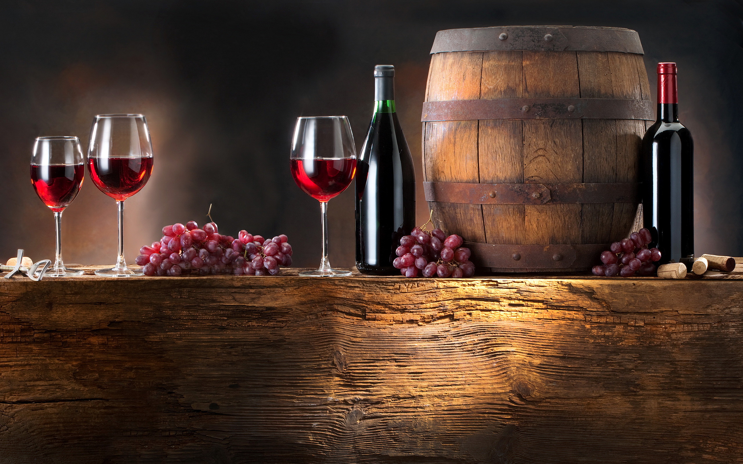 Botte di vino, Bottiglie, Calici di vino rosso, Uva, Tavolo in legno, sfondo desktop 1600p