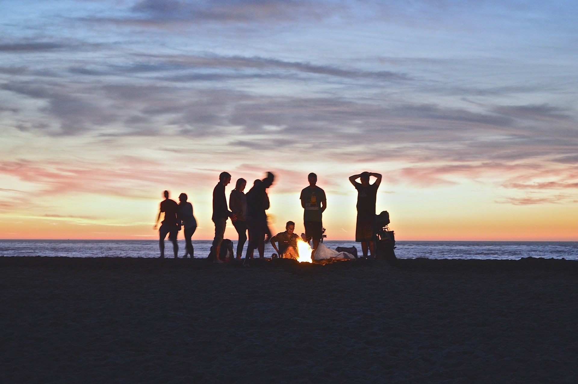 Falò sulla spiaggia, Amici, Silhouette, Tramonto, Full HD, sfondo per PC e portatile