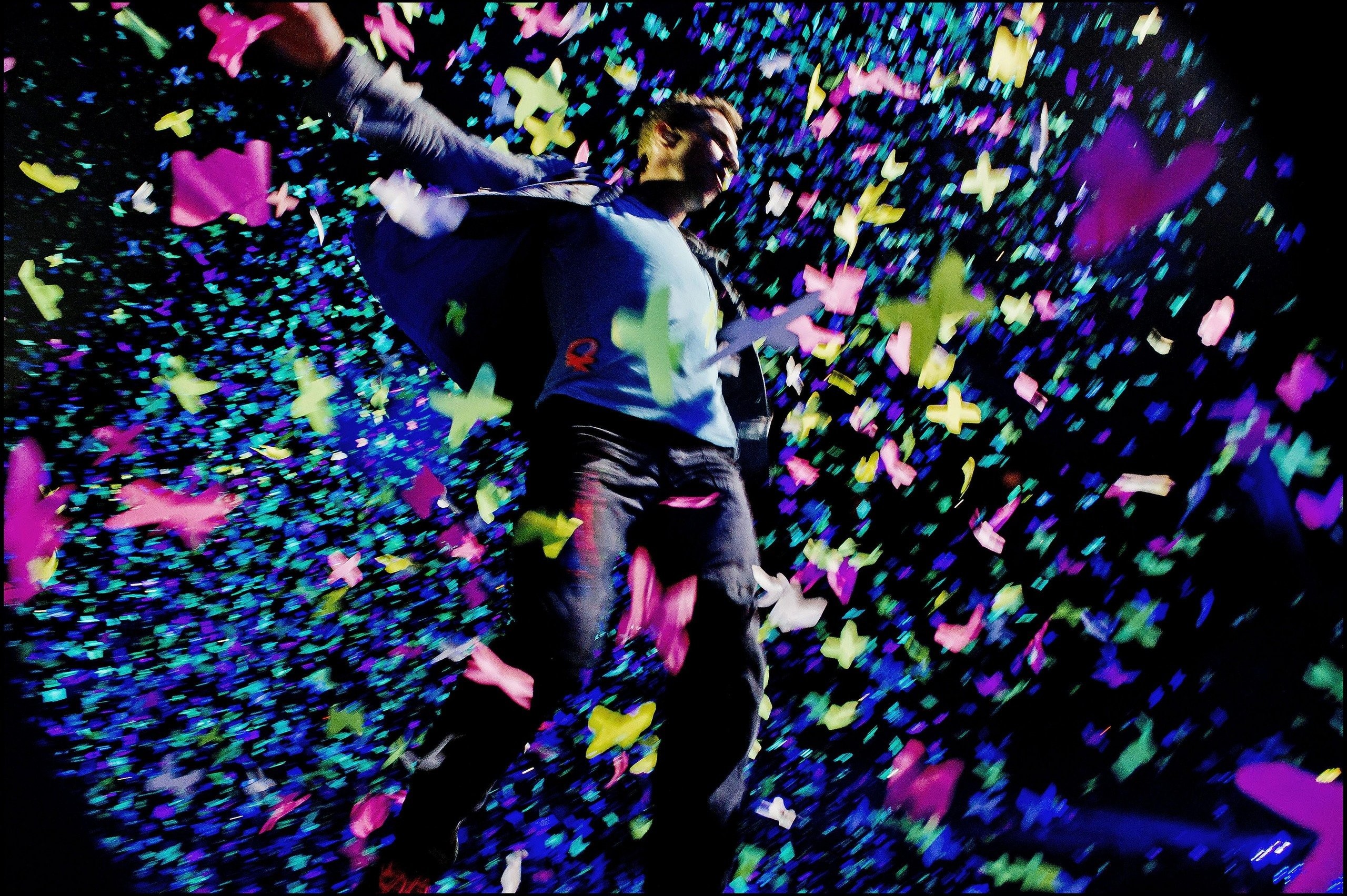 Chris Martin, Coldplay, Concerto, Coriandoli, Salto, 2K, sfondo Windows 11