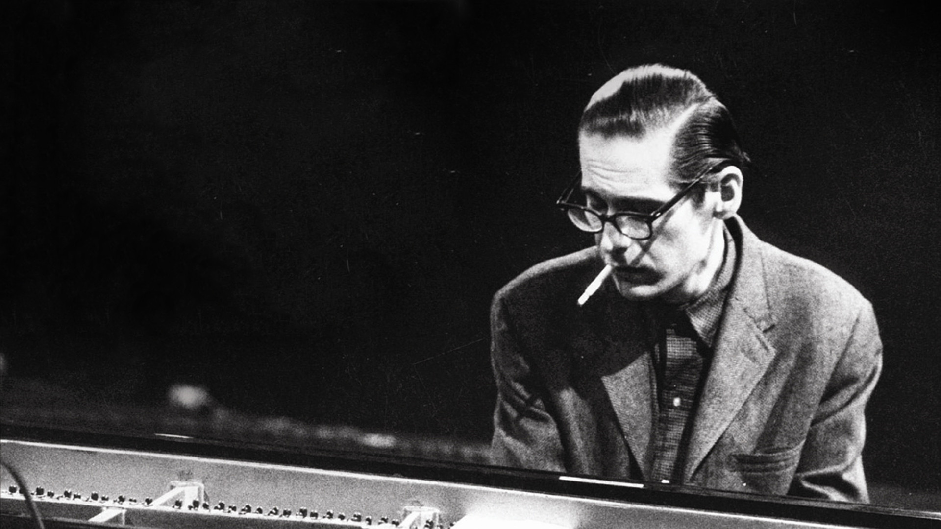 Bill Evans, Pianista jazz, Pianoforte, Sigaretta, Bianco e nero, sfondo Full HD per portatile