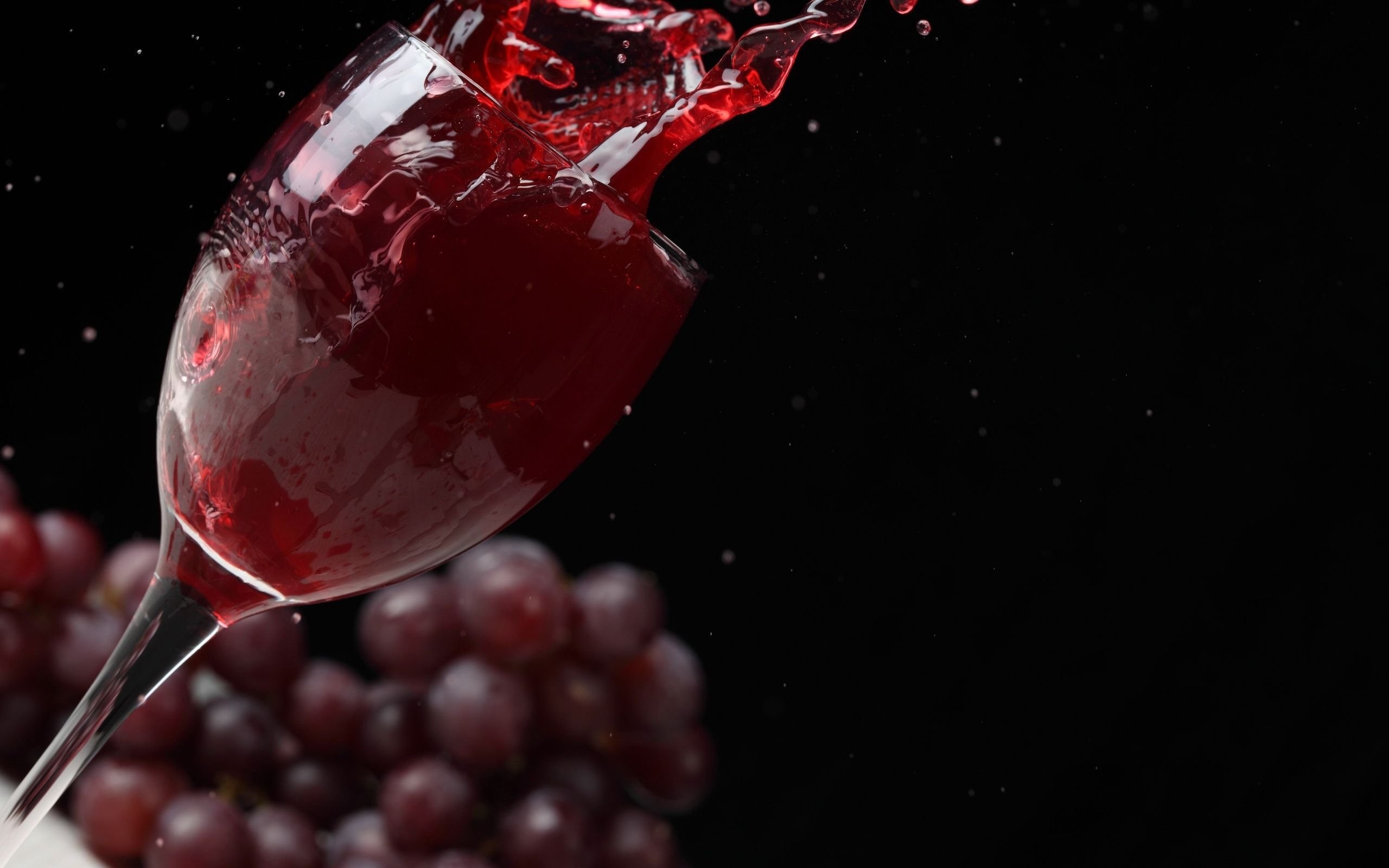 Vino rosso, Spruzzo, Calice, Uva rossa, Sfondo nero, 2560x1600, wallpaper desktop