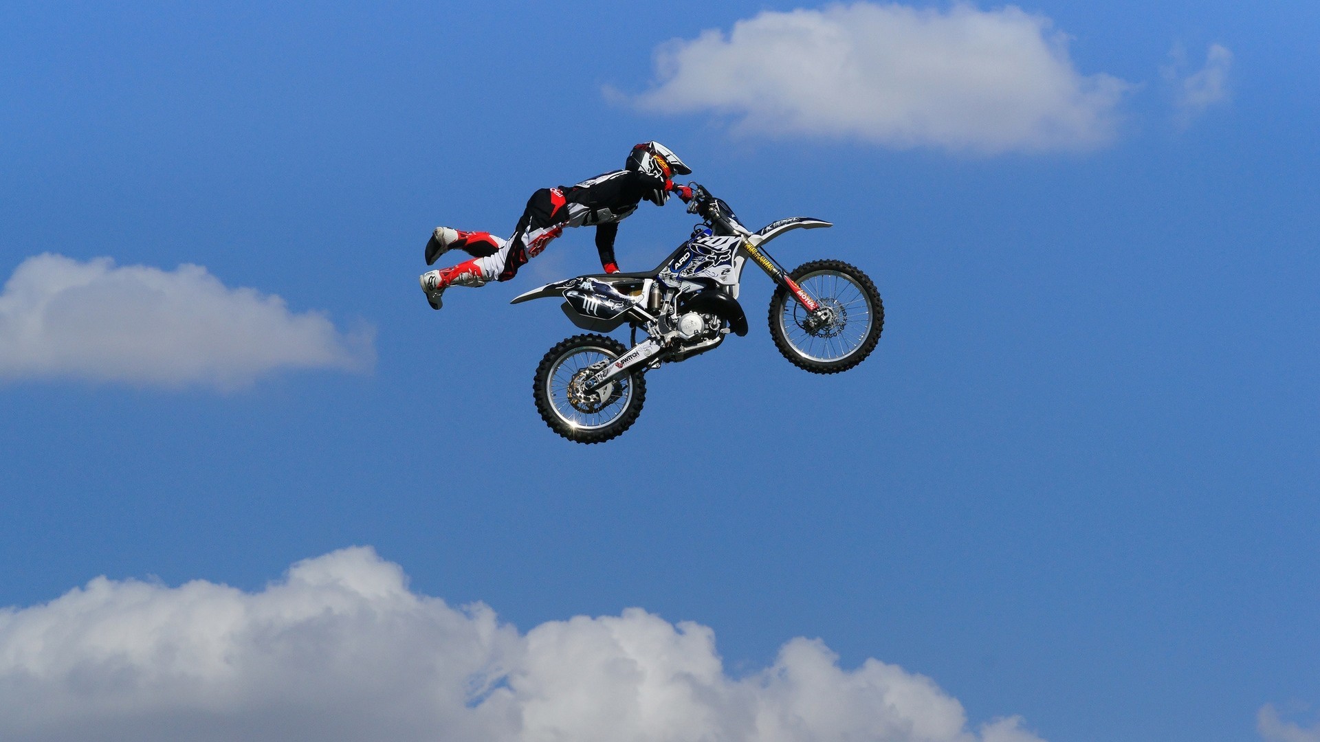 Freestyle motocross, Salto acrobatico, Cielo azzurro, Nuvole, Full HD, sfondo per portatile