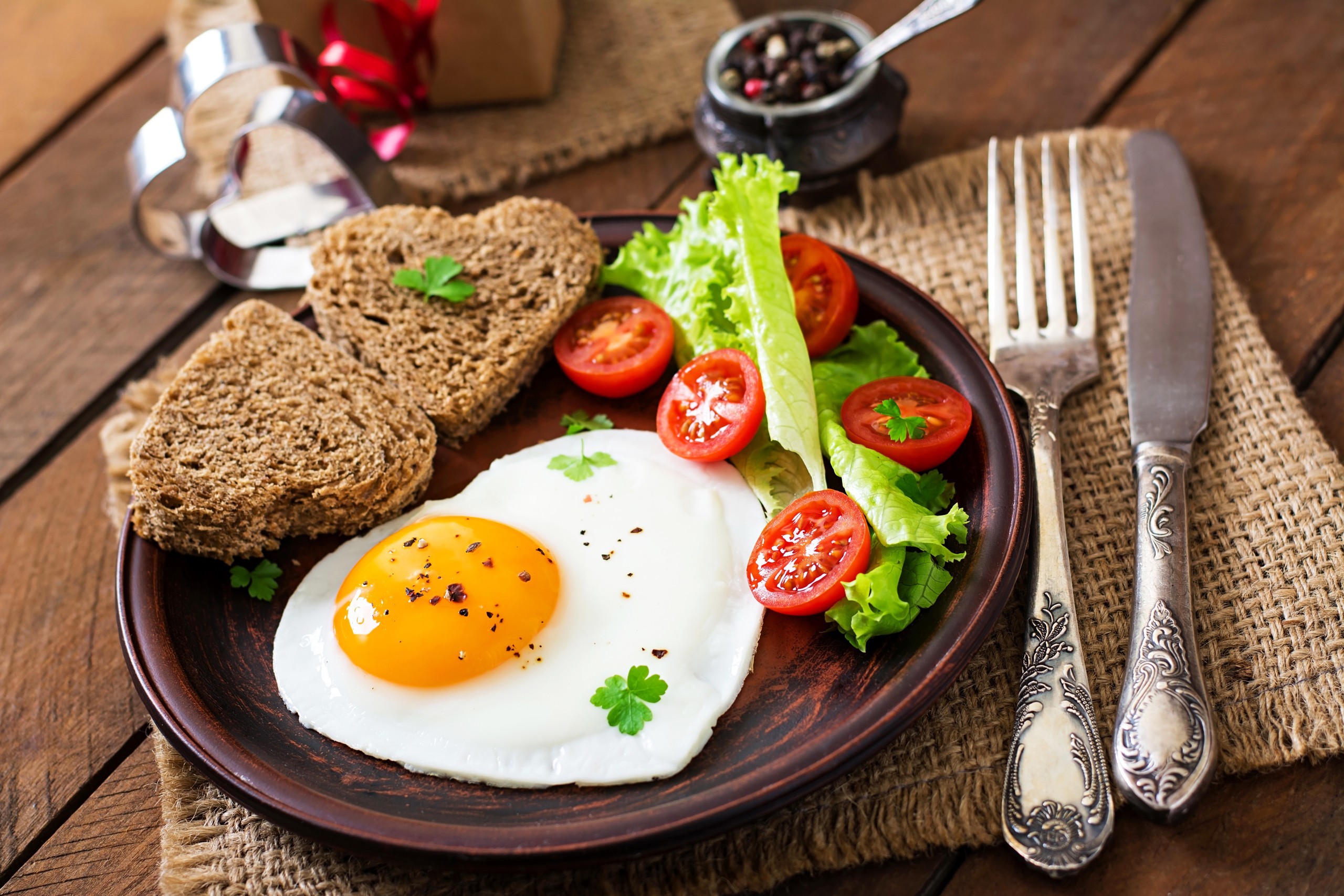 Colazione, Uovo al tegamino, Pane a cuore, Pomodorini, 2K, sfondo per PC
