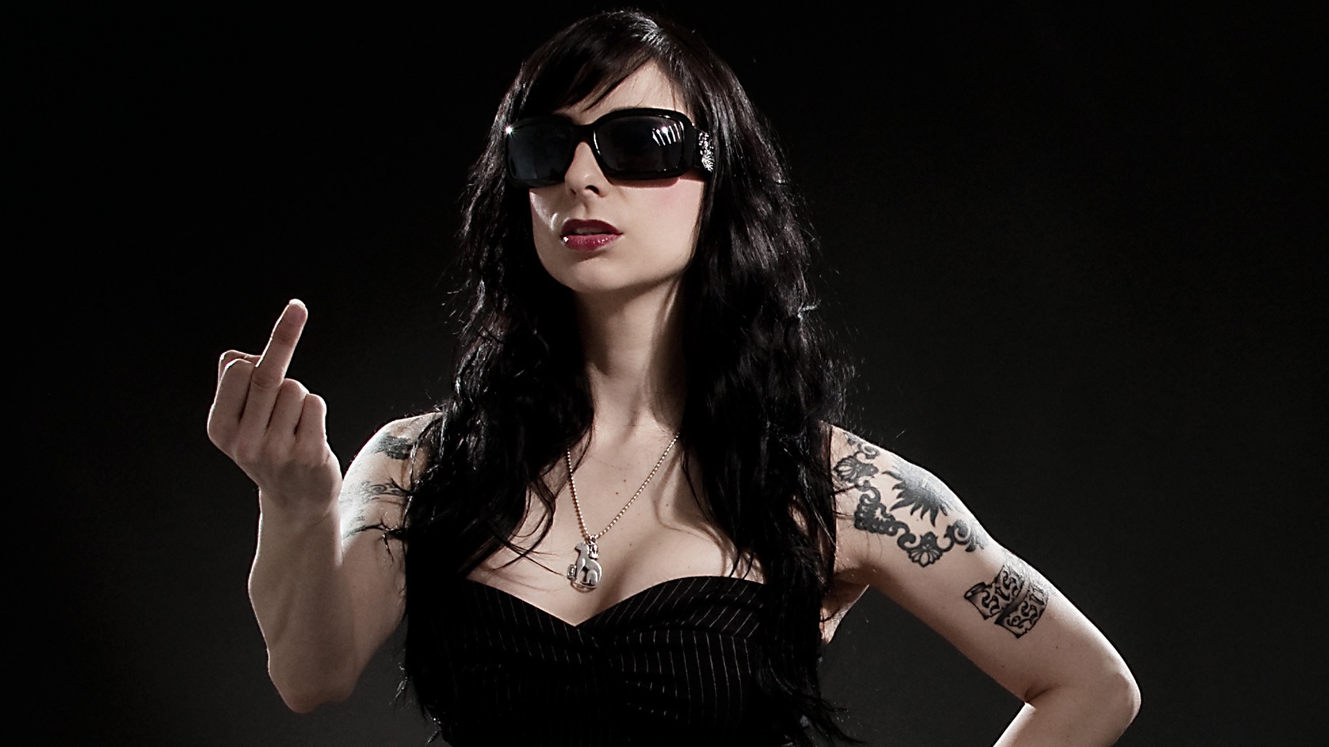 Tatuaggi, Donna, Occhiali da sole, Sfondo nero, 16:9 Full HD, wallpaper widescreen