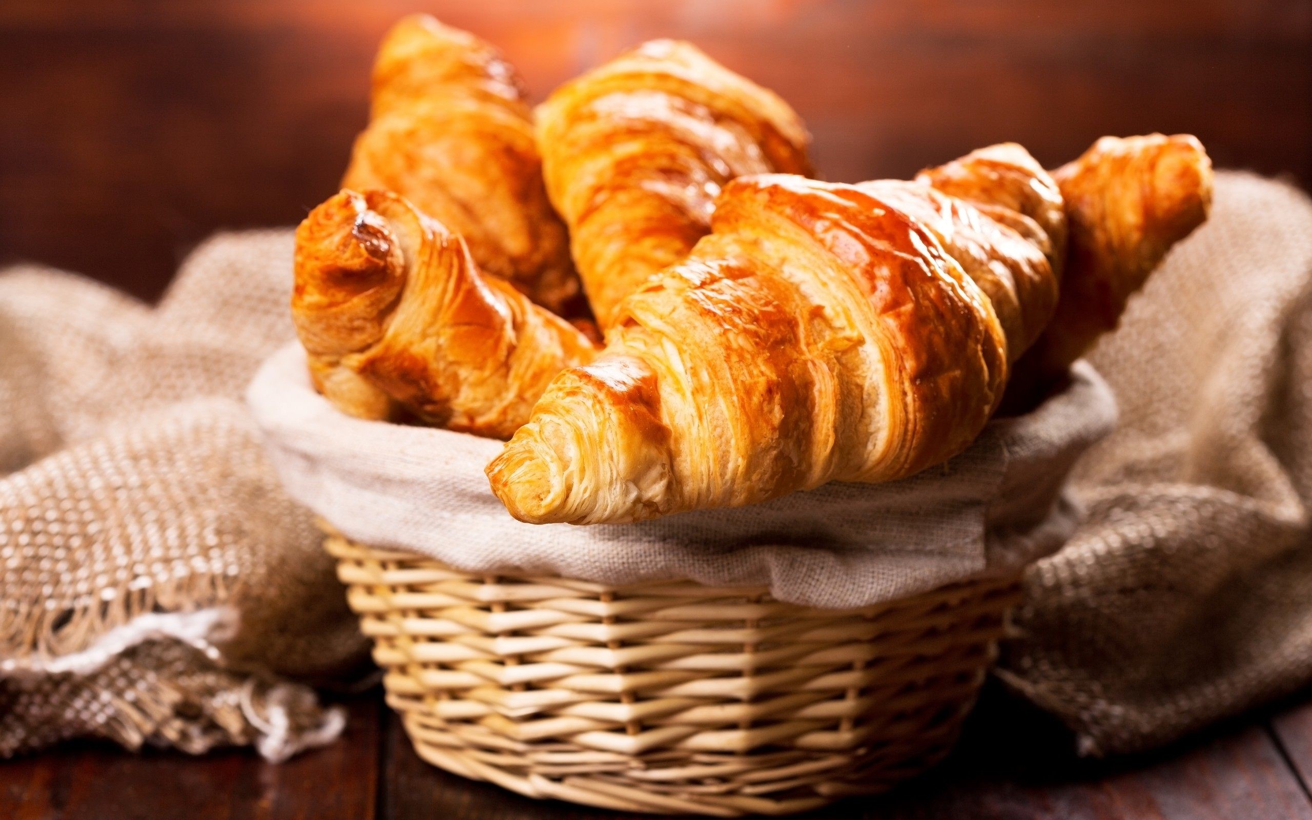 Croissant, Cestino, Colazione, Prodotti da forno, 2K, sfondo per PC e portatile