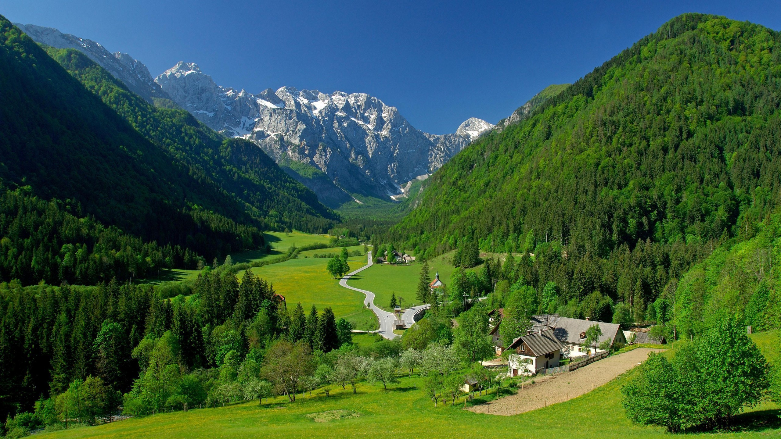 Valle alpina, Montagne, Prati verdi, Fattoria, Cielo azzurro, 2560x1440, immagine di sfondo