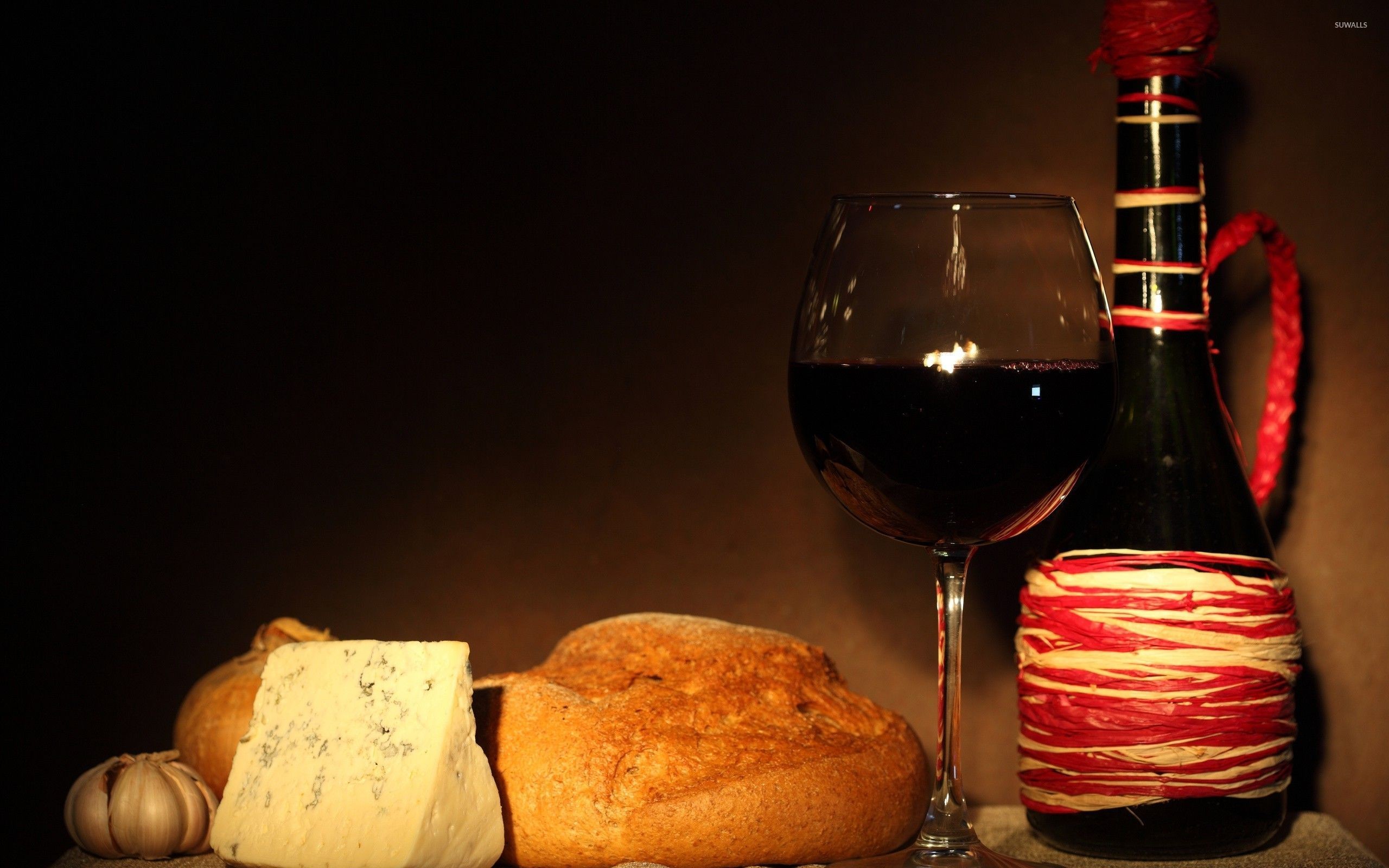 Calice di vino rosso, Bottiglia, Formaggio, Pane, Natura morta, 16:10 2K, sfondo widescreen