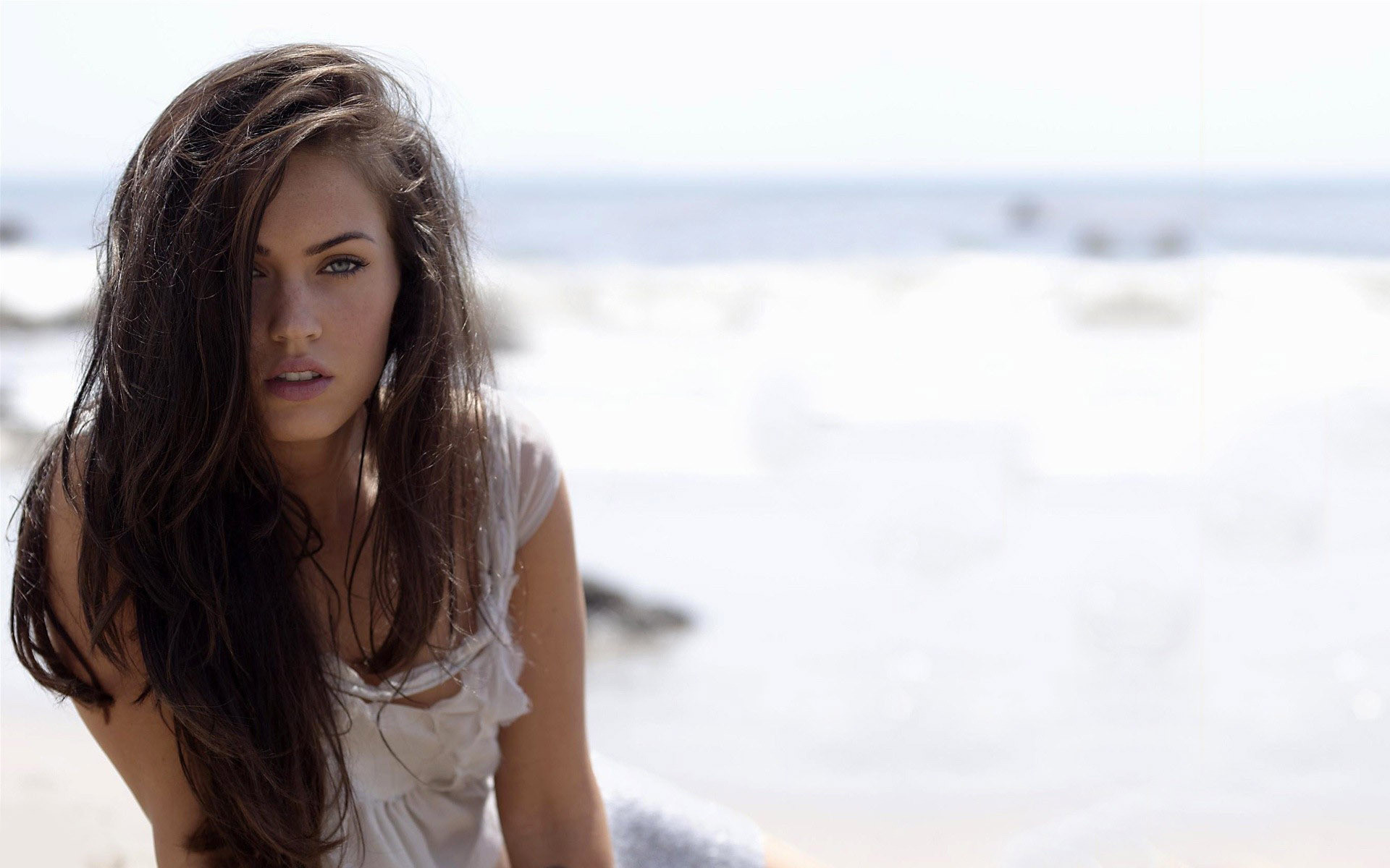 Megan Fox, Spiaggia, Capelli lunghi, Toni chiari, 1920x1200, immagine di sfondo