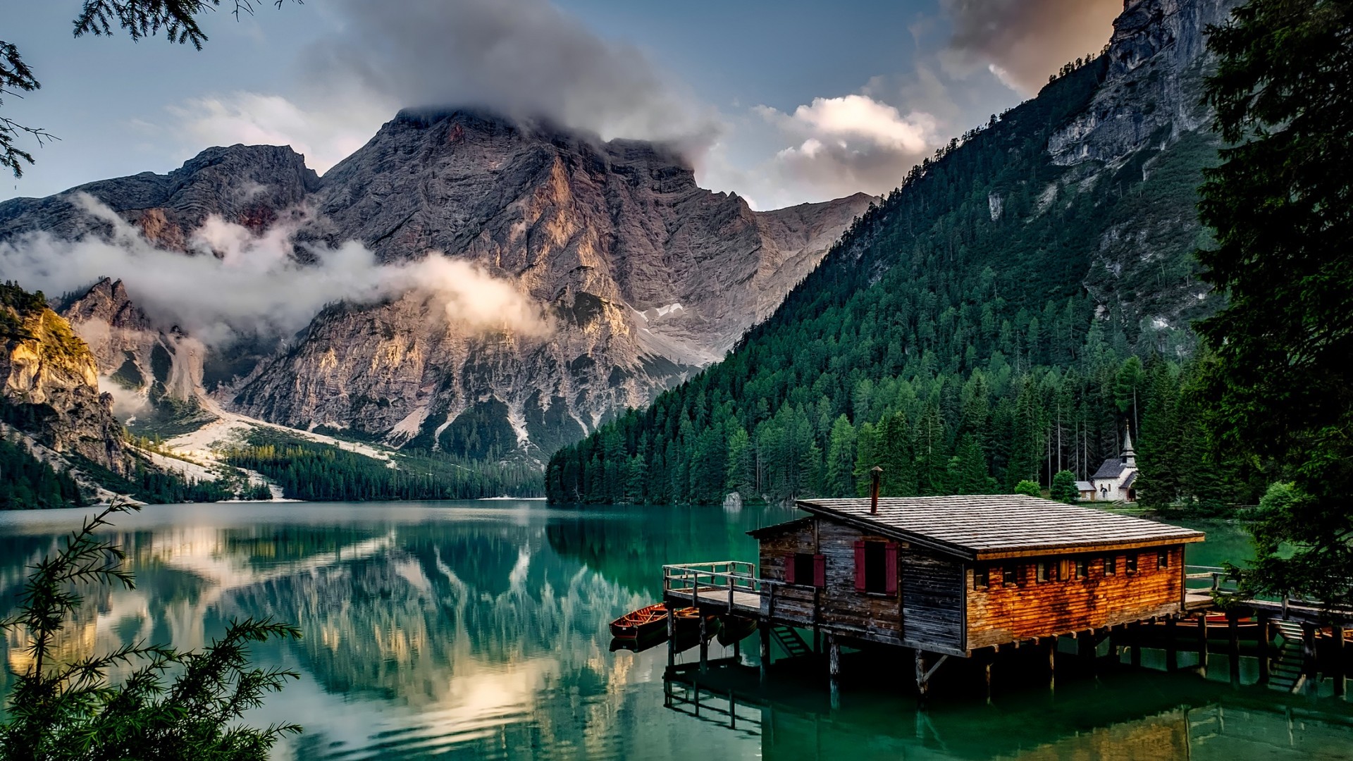 Lago di Braies, Pragser Wildsee, Dolomiti, Italia, Rimessa per barche, wallpaper 1920x1080