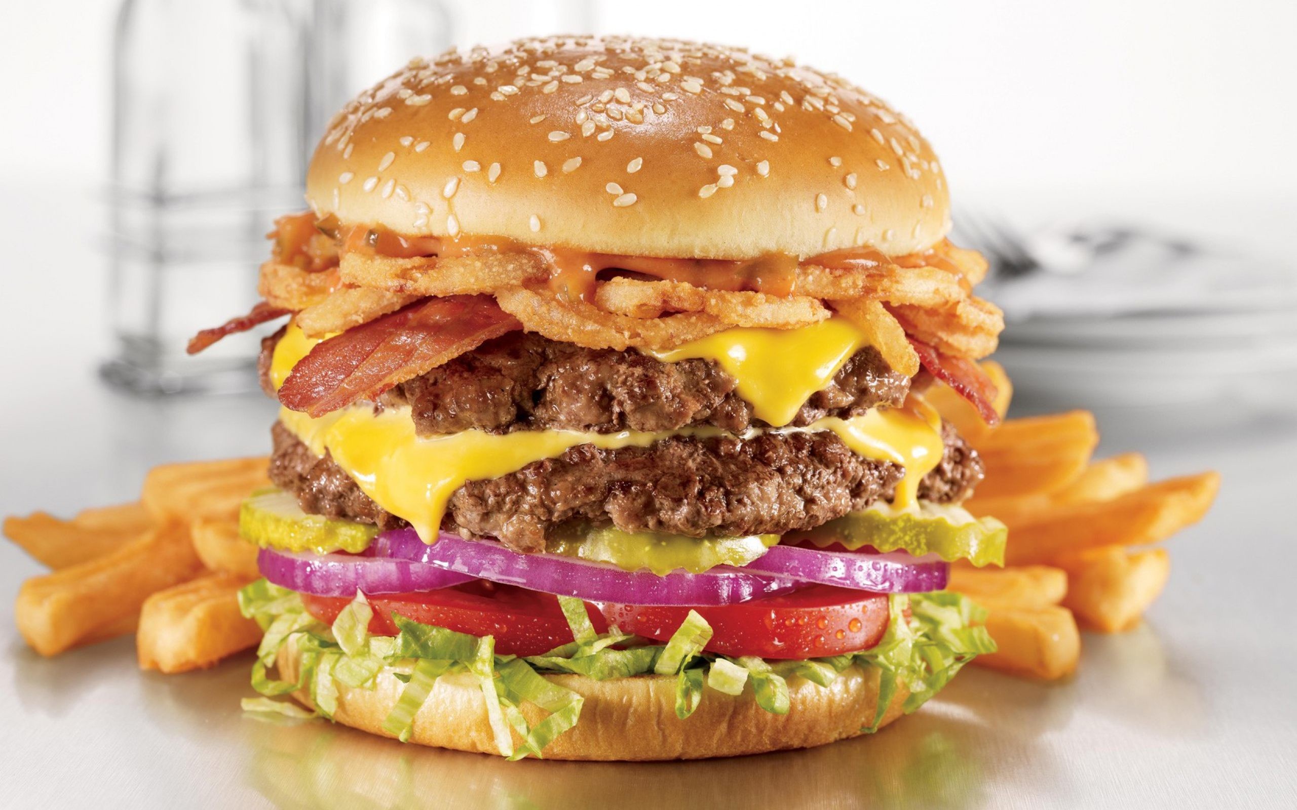 Doppio cheeseburger, Bacon, Anelli di cipolla, Patatine fritte, 2560x1600, immagine di sfondo