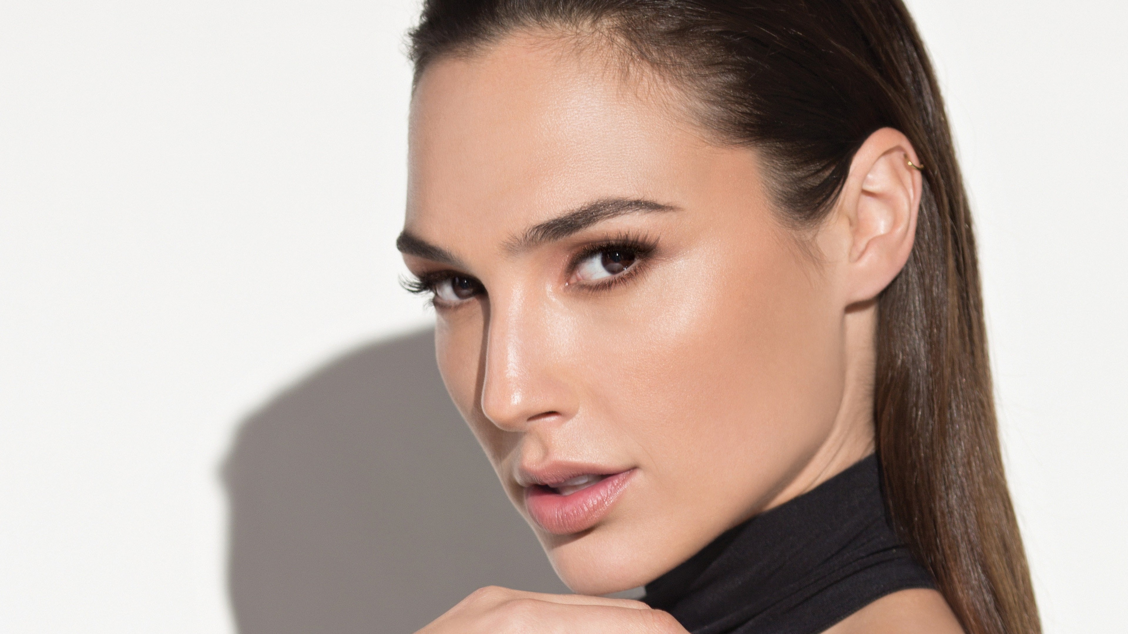 Gal Gadot, Ritratto, Profilo, Sfondo bianco, 3840x2160, wallpaper desktop