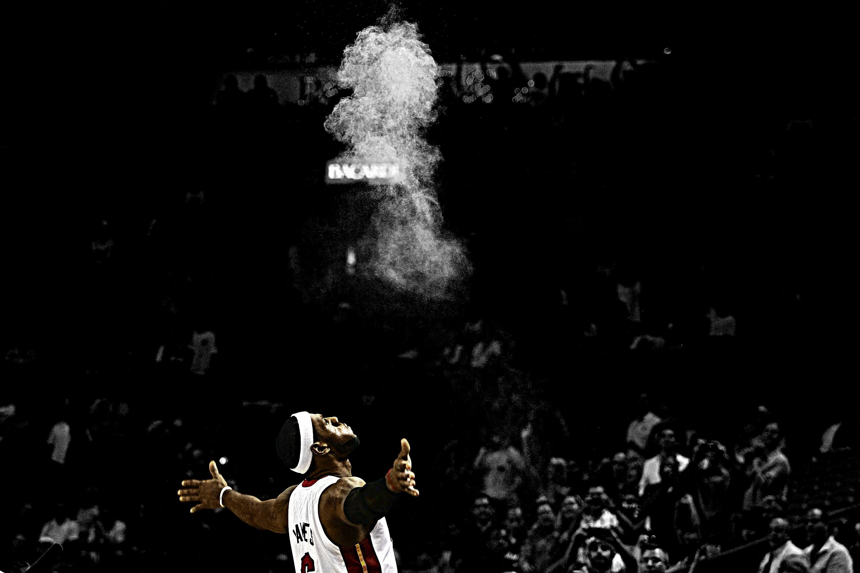 LeBron James, Miami Heat, Polvere di gesso, Bianco e nero, 2K, sfondo Windows 11