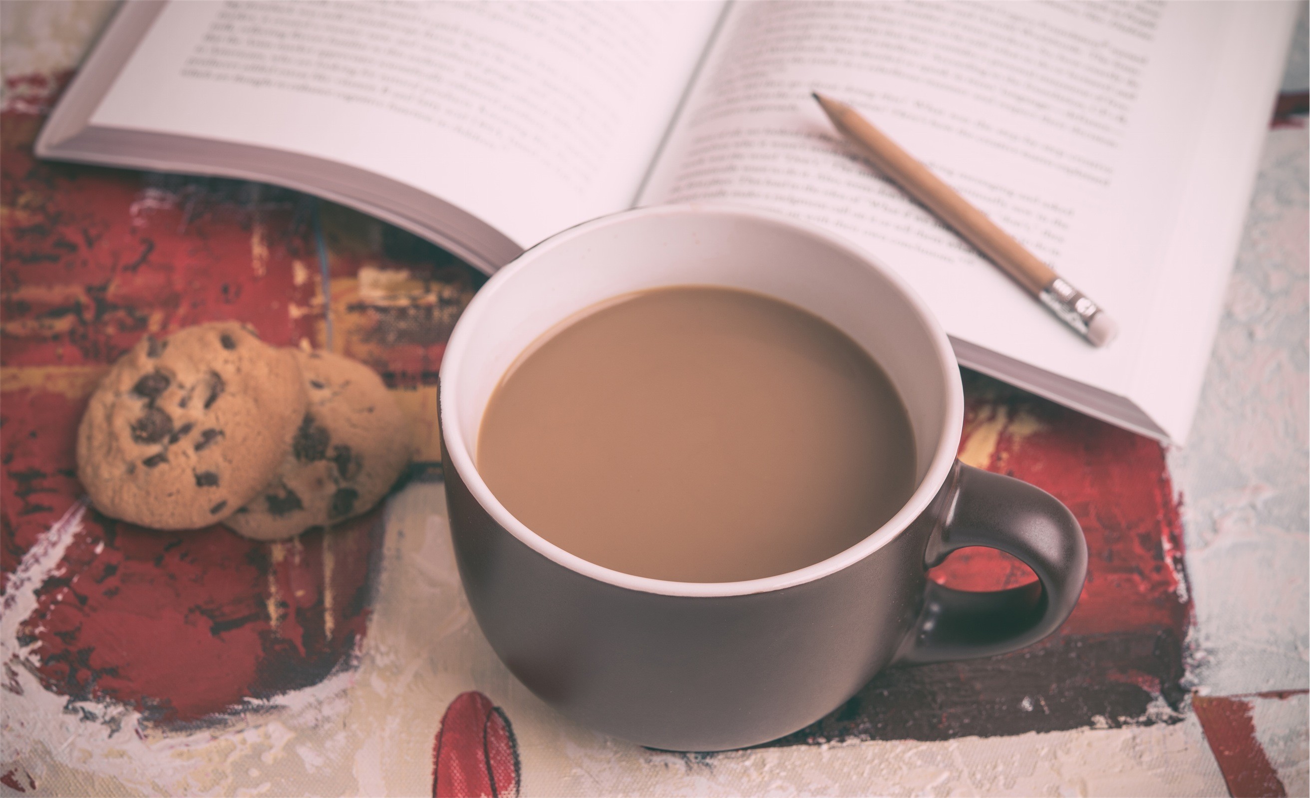 Libro aperto, Tazza di caffè, Biscotti, Matita, 2K, wallpaper per PC