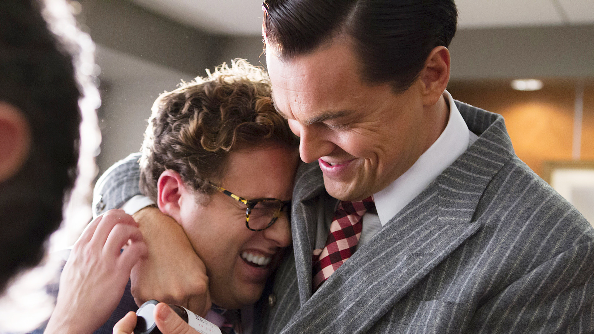 Leonardo DiCaprio, Jonah Hill, The Wolf of Wall Street, Abbraccio, sfondo widescreen Full HD