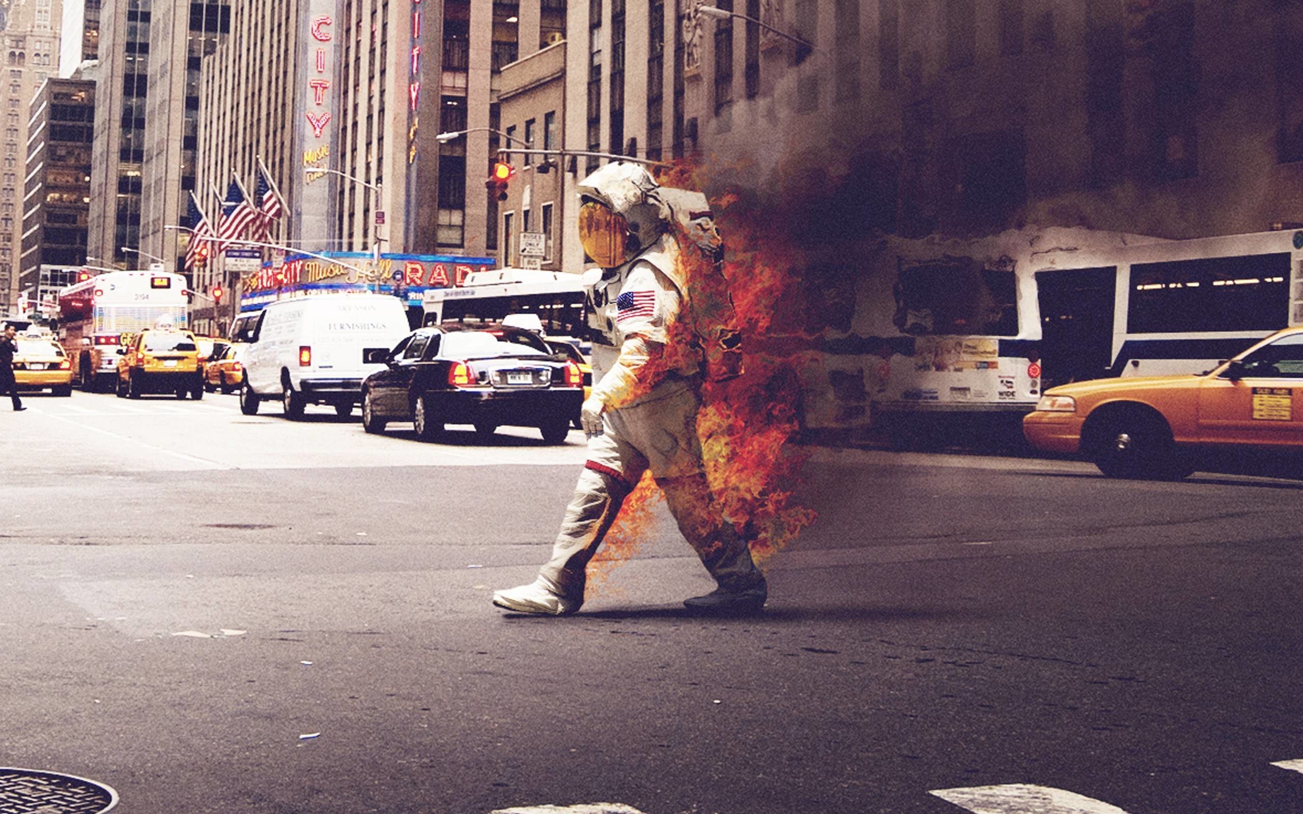 Astronauta in fiamme, New York, Taxi gialli, Strada, Surreale, 2560x1600, sfondo MacBook Pro