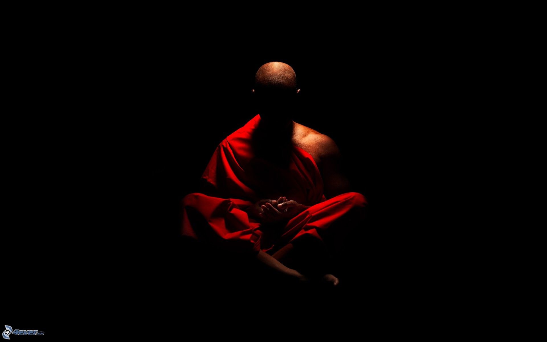 Monaco buddista, Meditazione, Posizione del loto, Sfondo nero, Tunica rossa, wallpaper Full HD