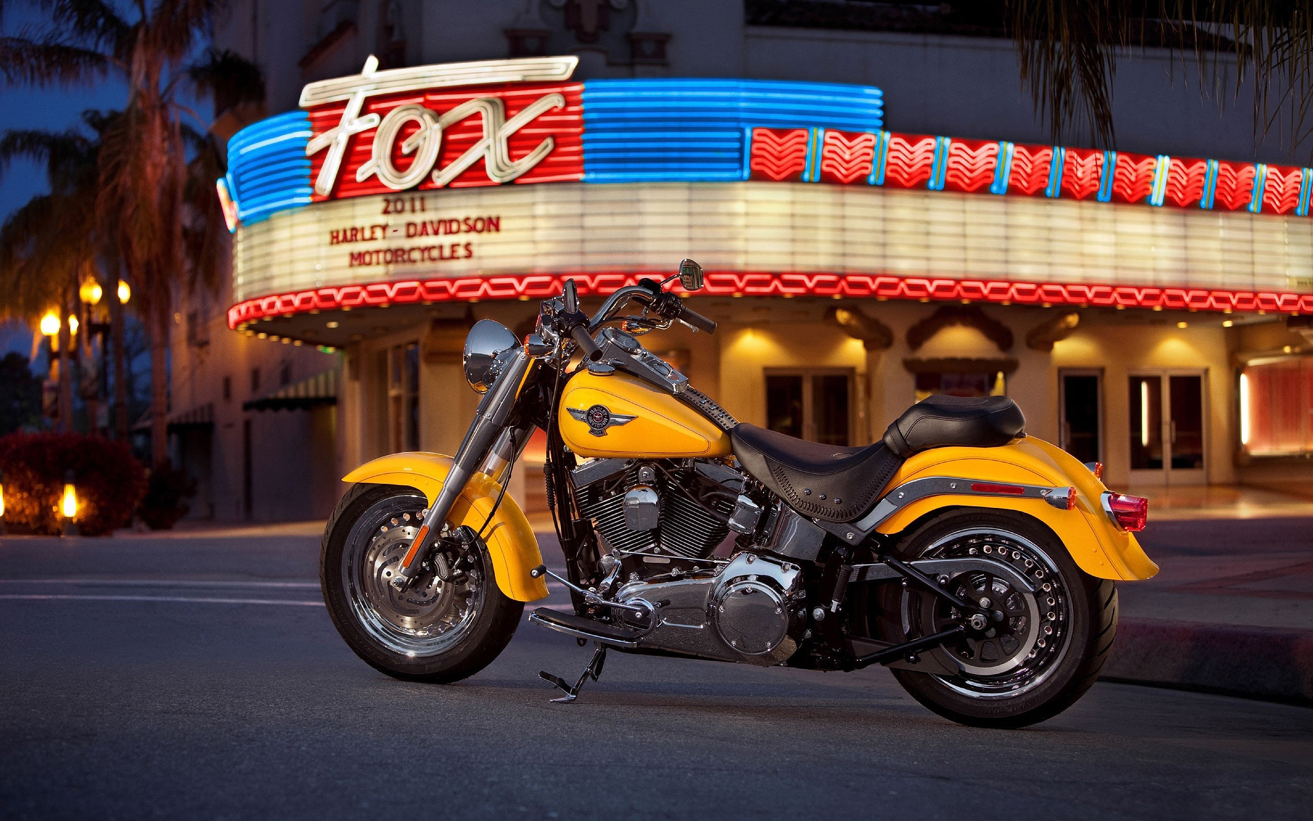 Harley-Davidson Fat Boy, Harley-Davidson, Fox Theatre, Giallo, Notte, sfondo MacBook Pro
