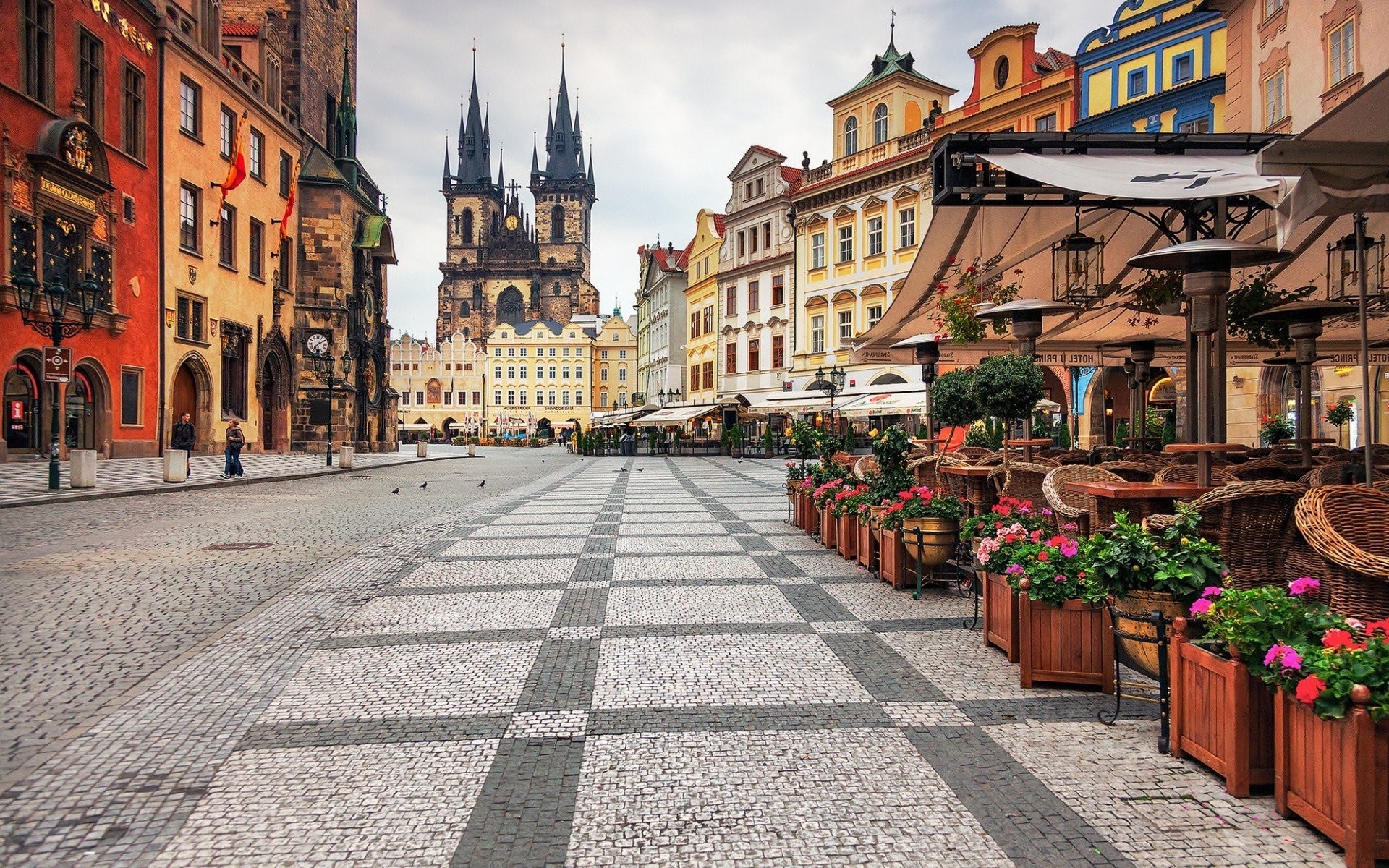Chiesa di Santa Maria di Týn, Praga, Piazza della Città Vecchia, Caffè all'aperto, sfondo Full HD
