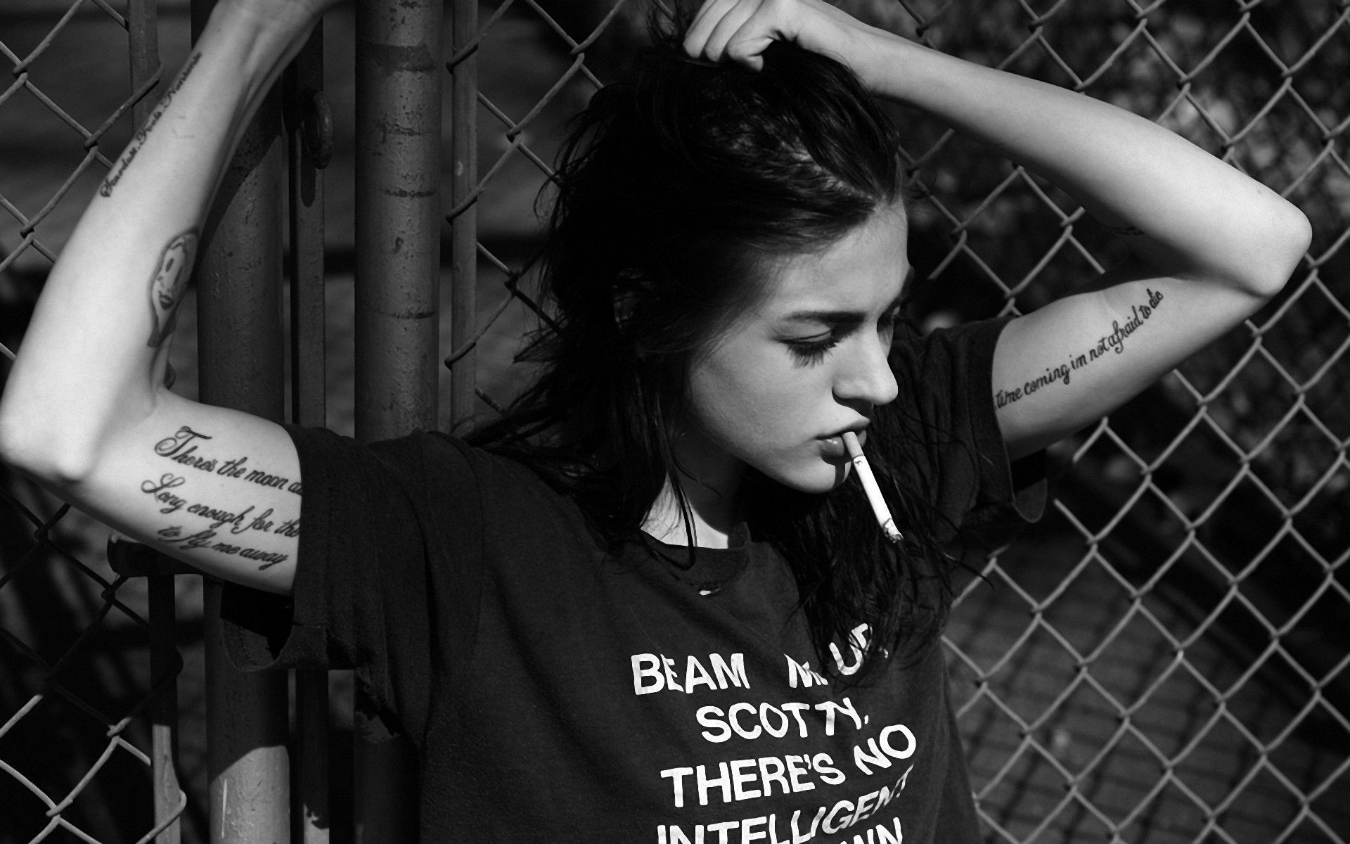 Tatuaggi, Ragazza, Sigaretta, Bianco e nero, Full HD, sfondo Windows 11