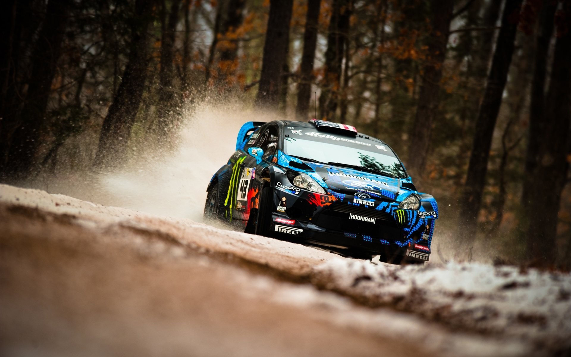 Ford Fiesta RS WRC, Ken Block, Monster Energy, Foresta, Sterrato, sfondo Windows 11