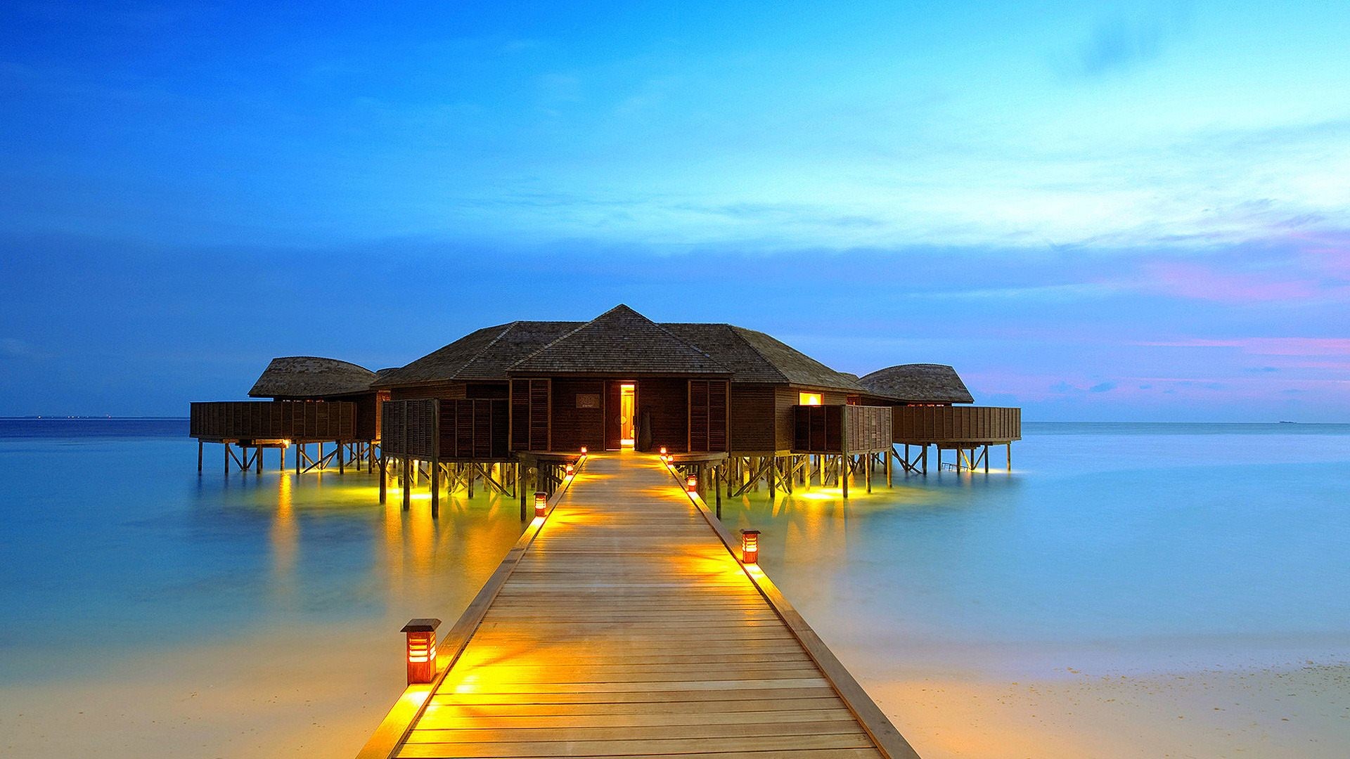 Maldive, Pontile illuminato, Bungalow sull'acqua, Crepuscolo, Full HD 1080p, sfondo desktop