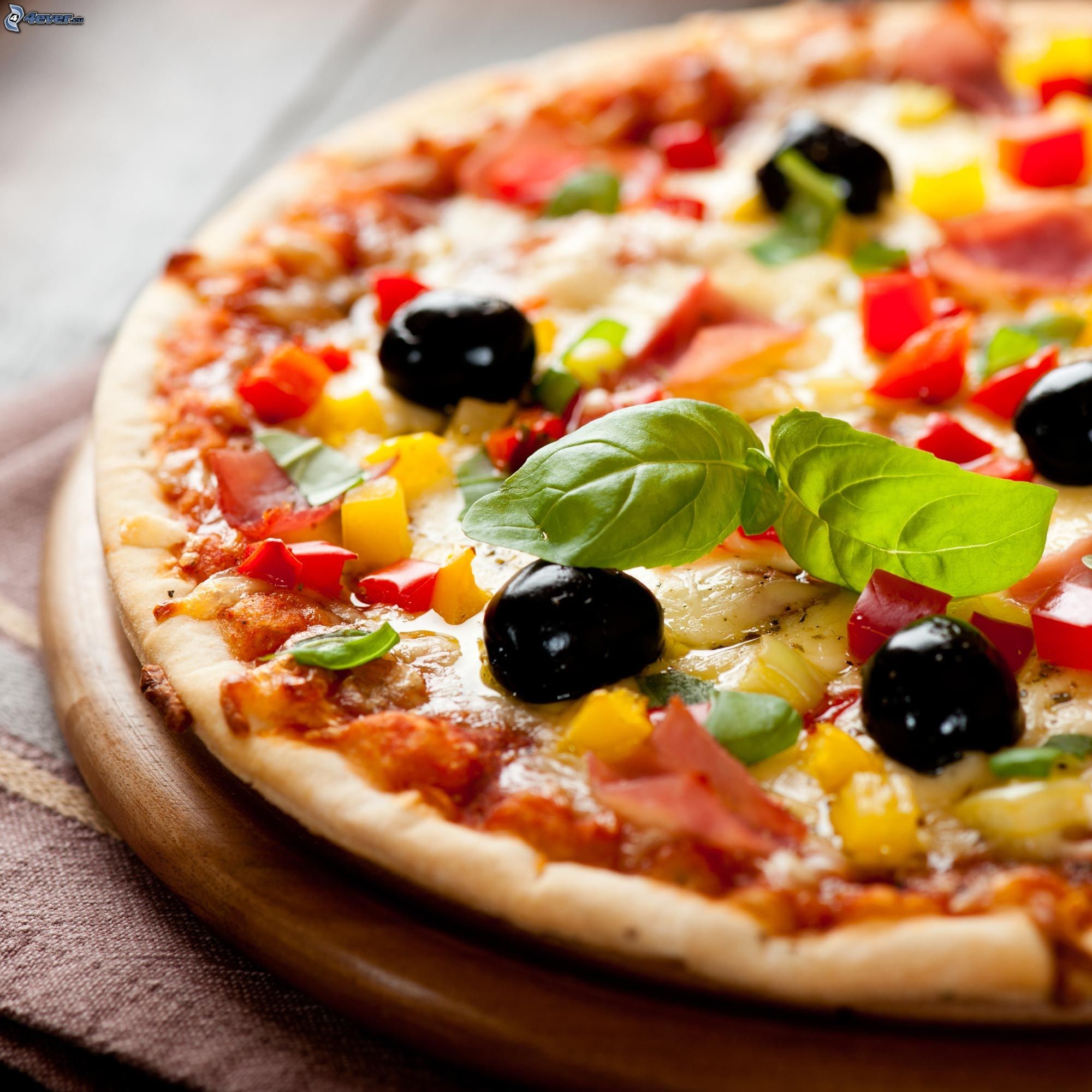 Pizza, Olive nere, Basilico, Peperoni, sfondo per iPad e tablet