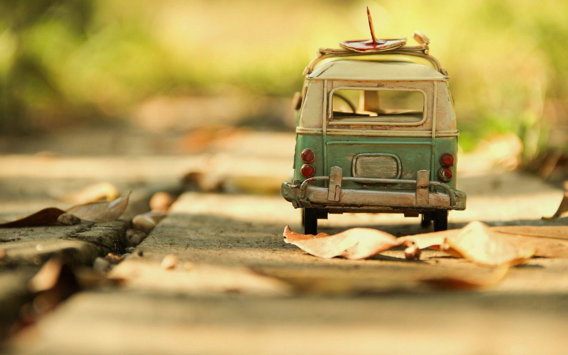 Volkswagen Type 2, Furgoncino giocattolo, Foglie secche, Bokeh, 1920x1200, sfondo per PC