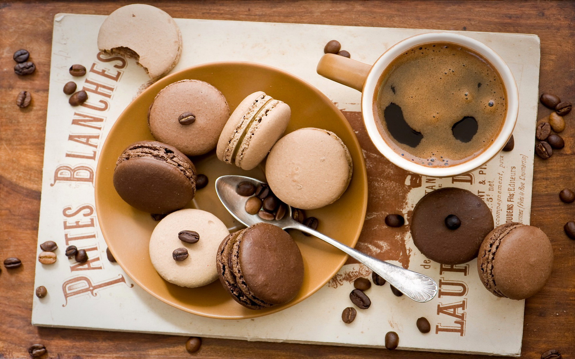 Macarons al cioccolato, Caffè, Chicchi di caffè, Vista dall'alto, immagine di sfondo iPhone