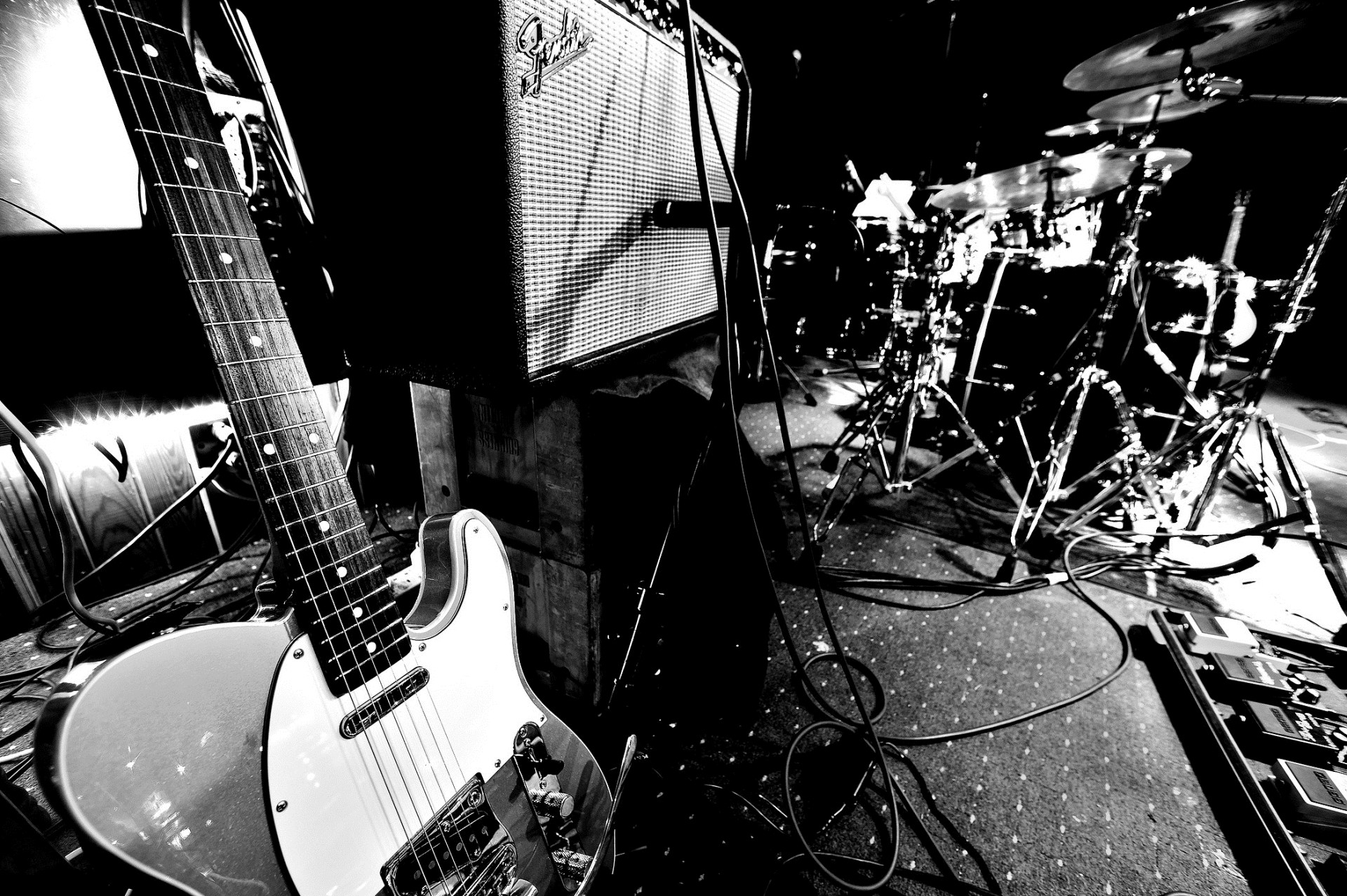 Chitarra elettrica, Batteria, Sala prove, Bianco e nero, Full HD, sfondo Windows 11