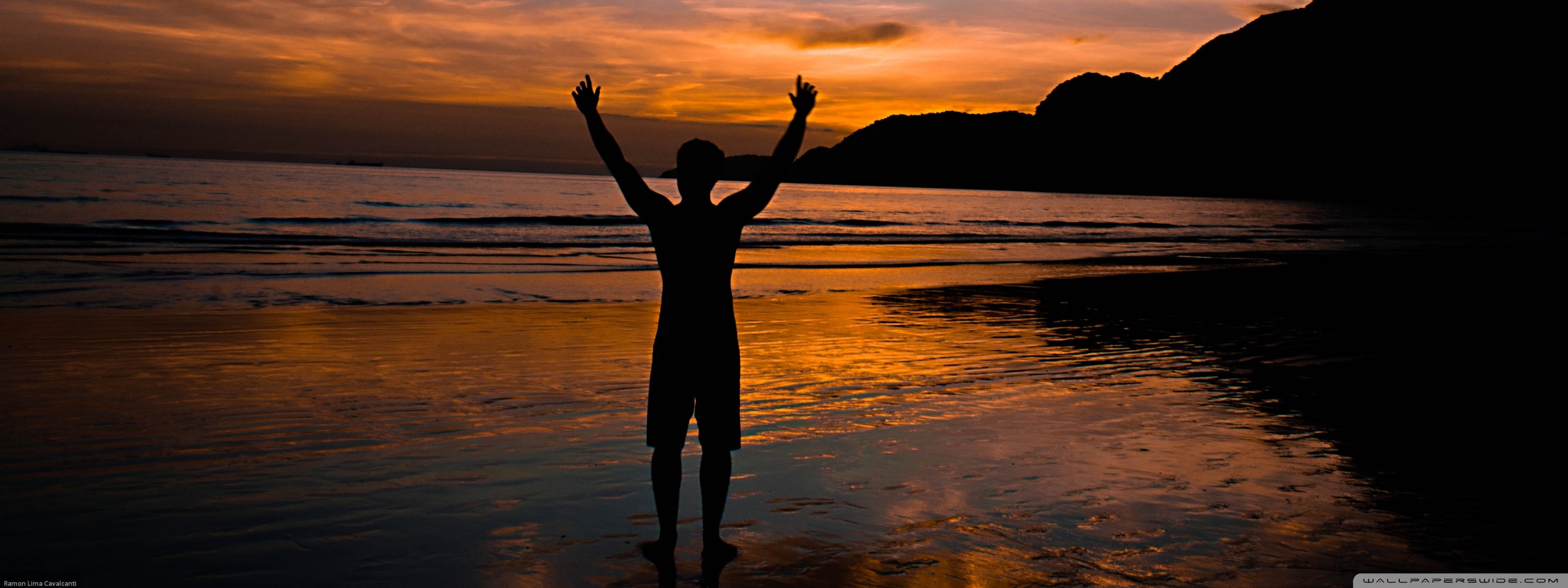 Uomo, Braccia alzate, Silhouette, Tramonto, Spiaggia, 2K, sfondo per PC e portatile