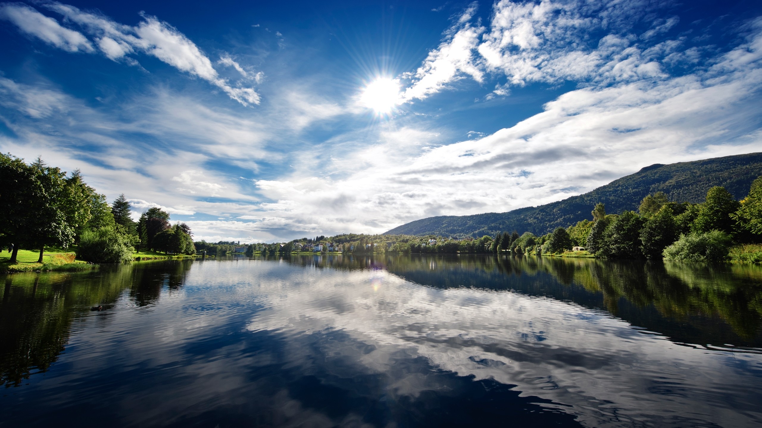 Lago, Riflesso, Nuvole, Sole, Cielo blu, 2K, sfondo per portatile