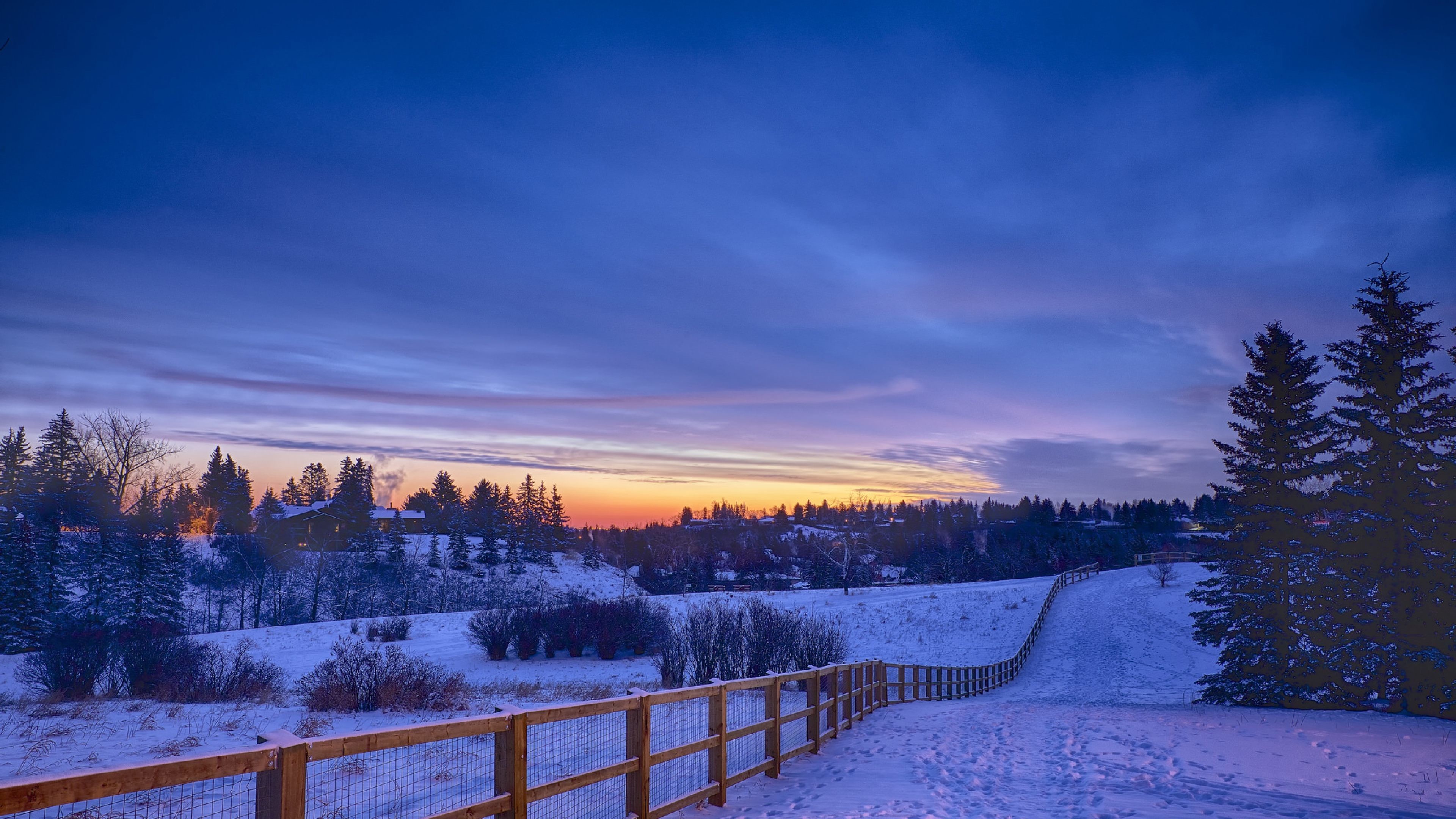 Recinto, Crepuscolo, Campagna innevata, Cielo blu, 4K, sfondo per PC e portatile