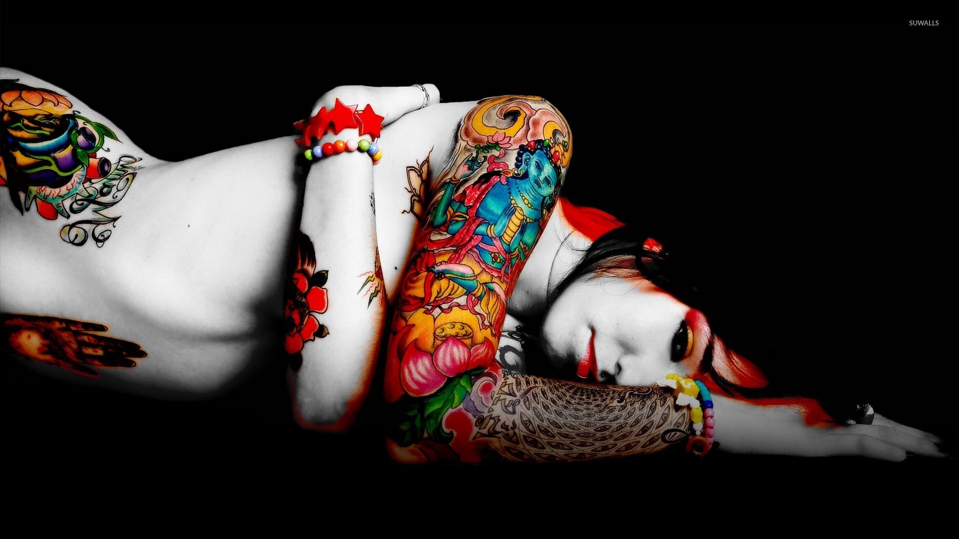 Donna tatuata, Braccia tatuate, Tatuaggio colorato, Sfondo nero, wallpaper desktop Full HD