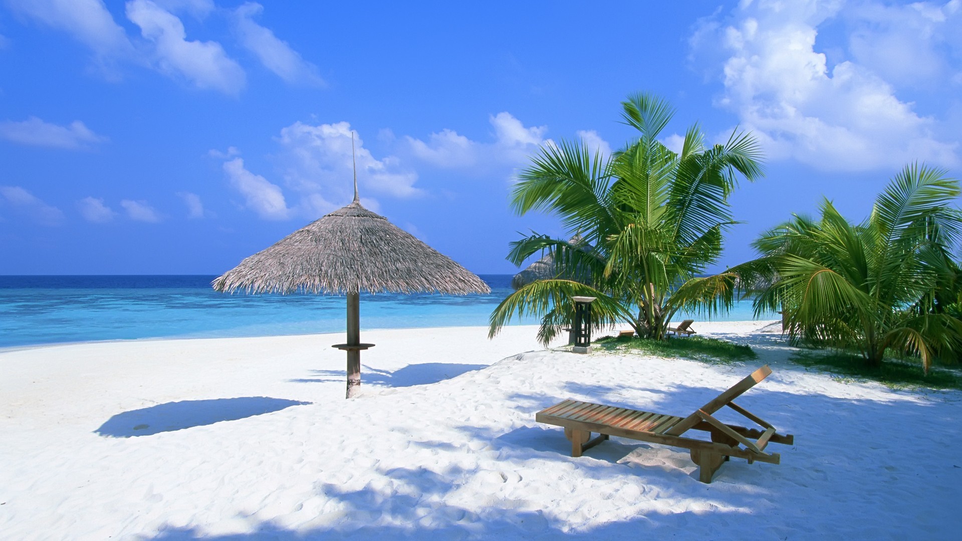Ombrellone di paglia, Sdraio, Palme, Spiaggia tropicale, Mare, Full HD, sfondo Windows 11